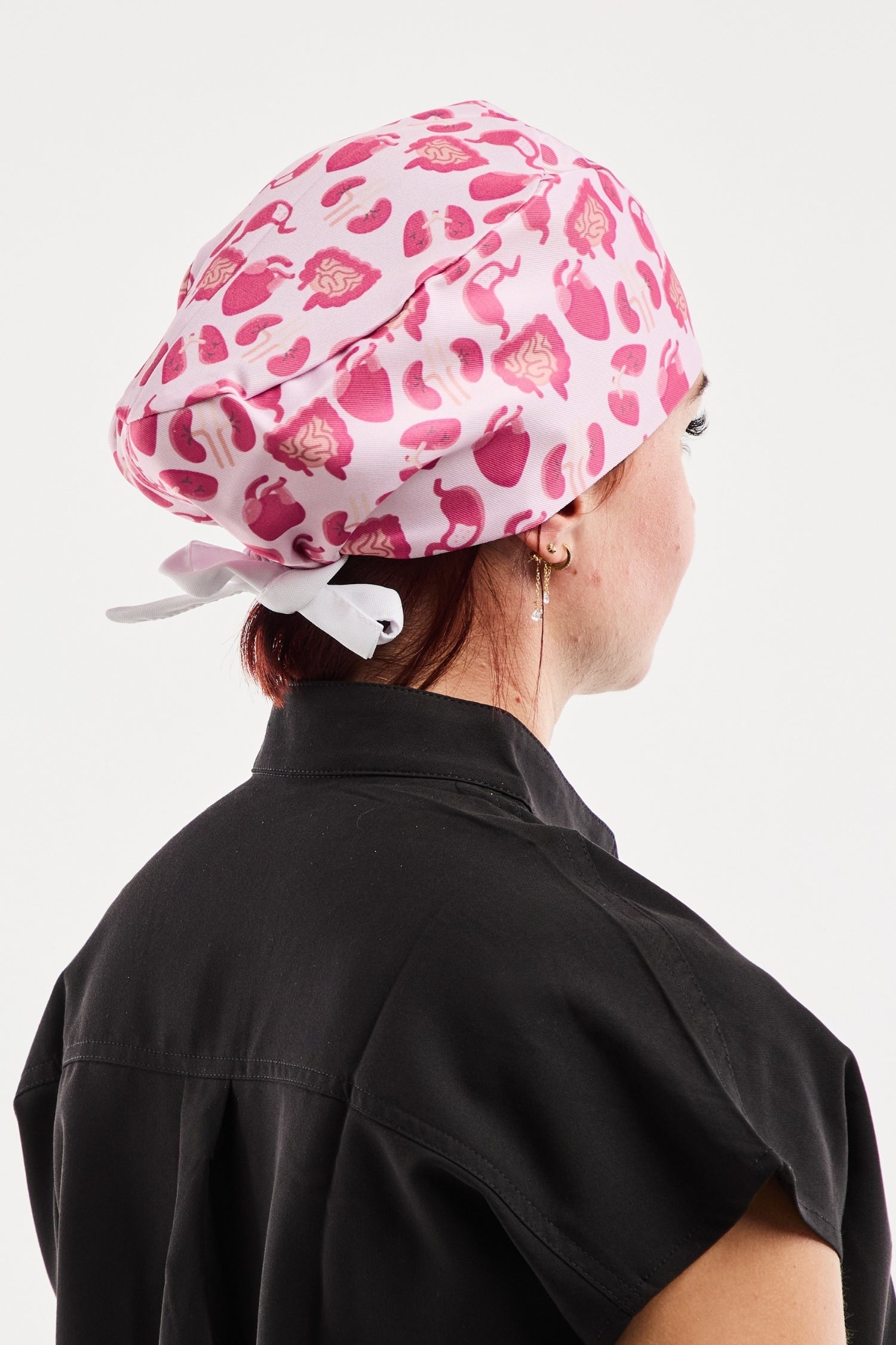 Calot médical rose léopard avec nœud papillon blanc sur chemise noire, collection Art Médical Aelin