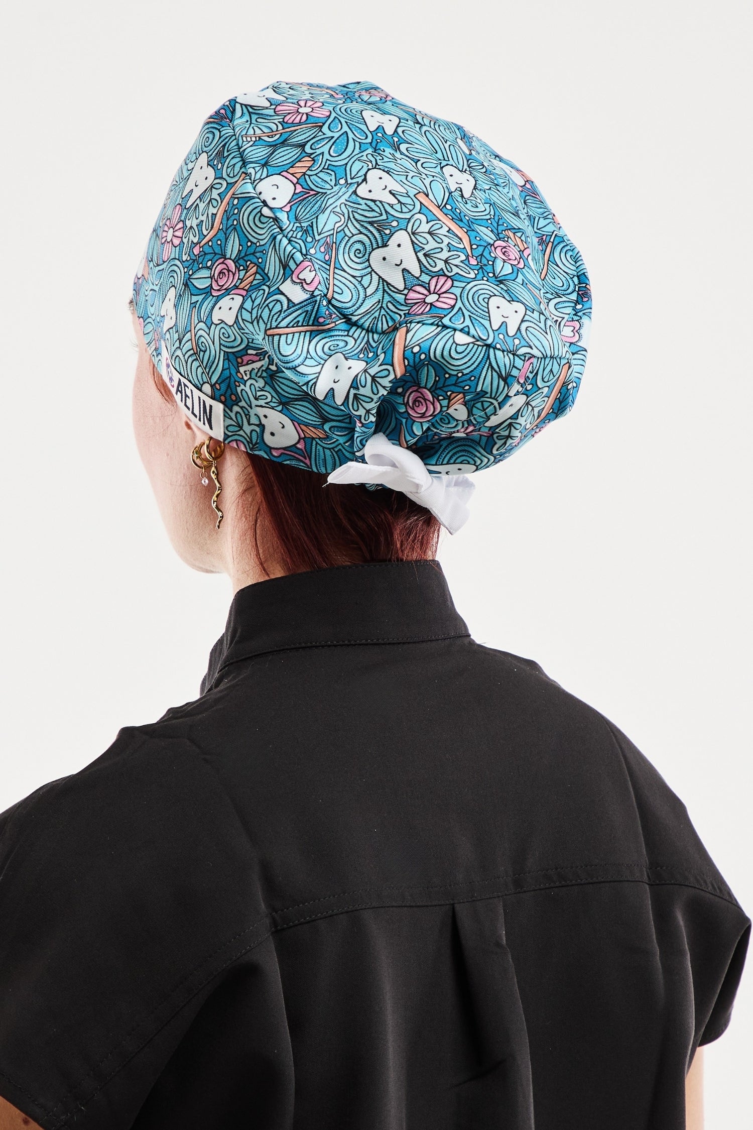 Calot médical floral bleu de la collection Art Aelin, avec bordure blanche élastique