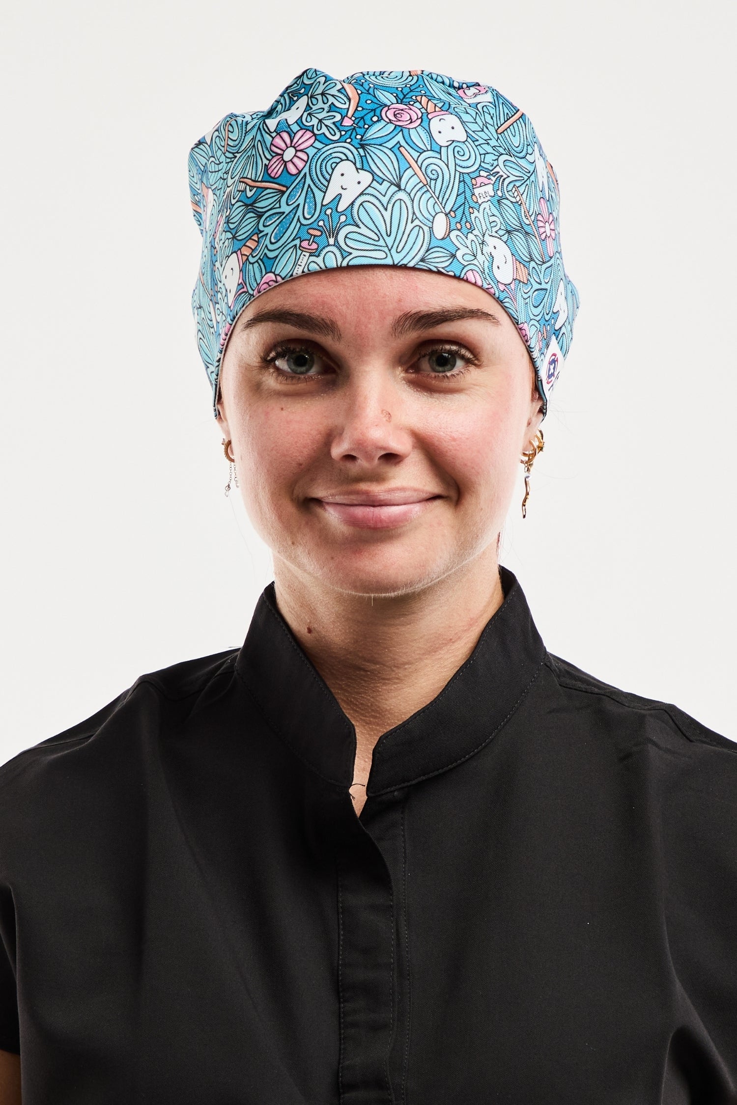 Calot médical Aelin bleu floral avec bande élastique et sangle ajustable