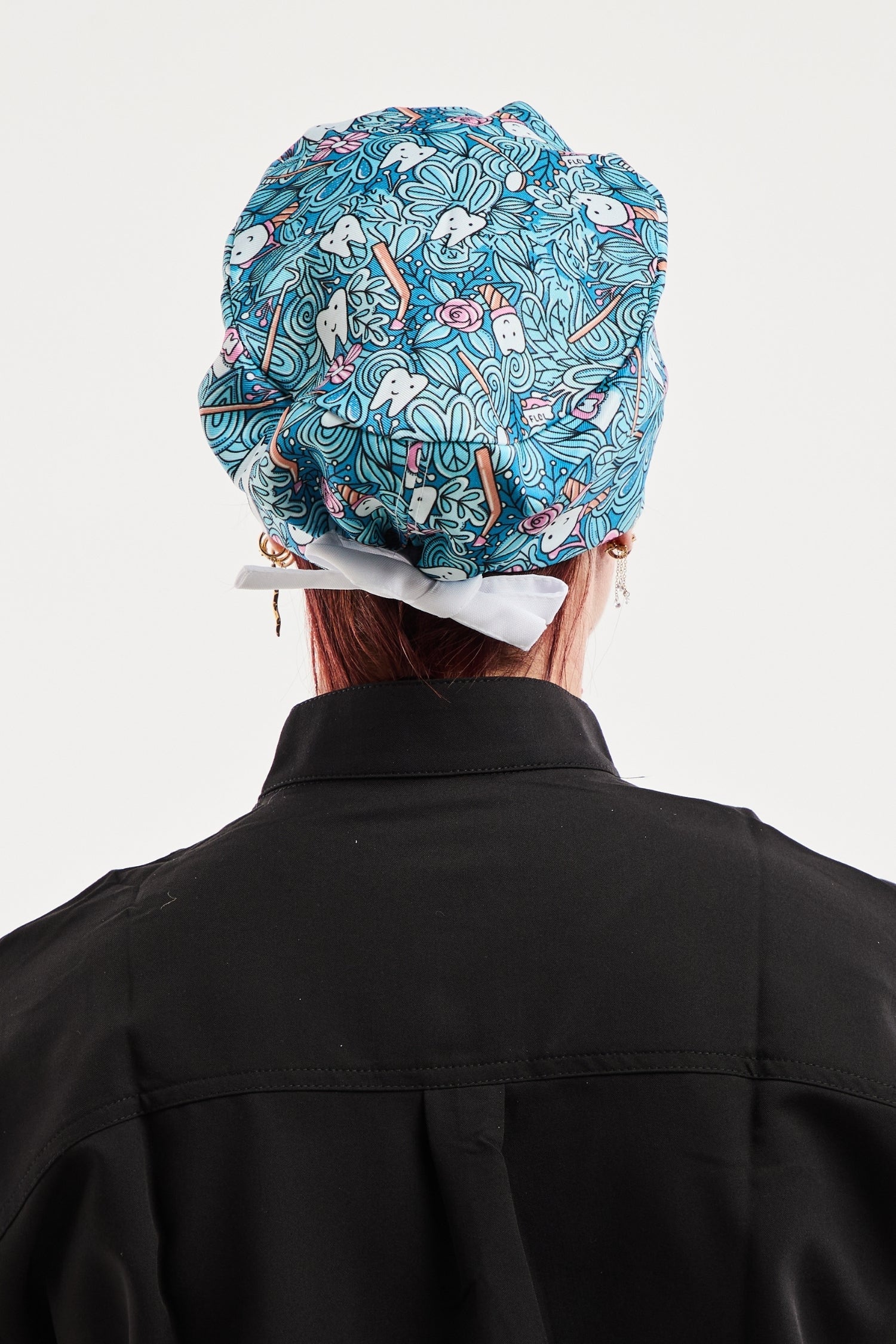 Calot médical Aelin à motif floral bleu et blanc avec crâne, collection art