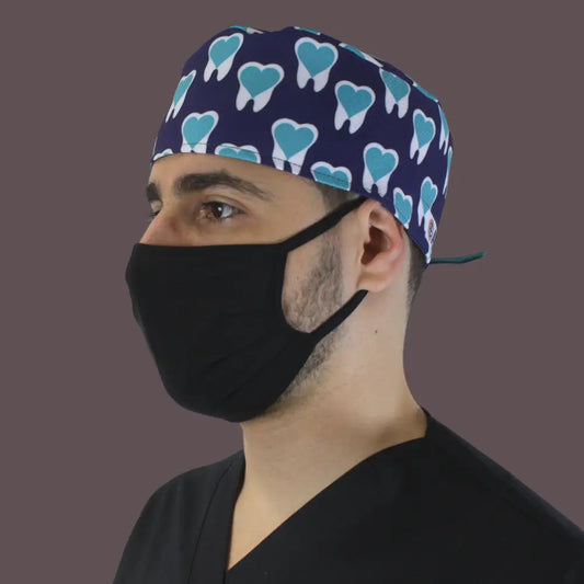 Calot médical Aelin bleu marine à motifs uniques de dents porté avec un masque noir