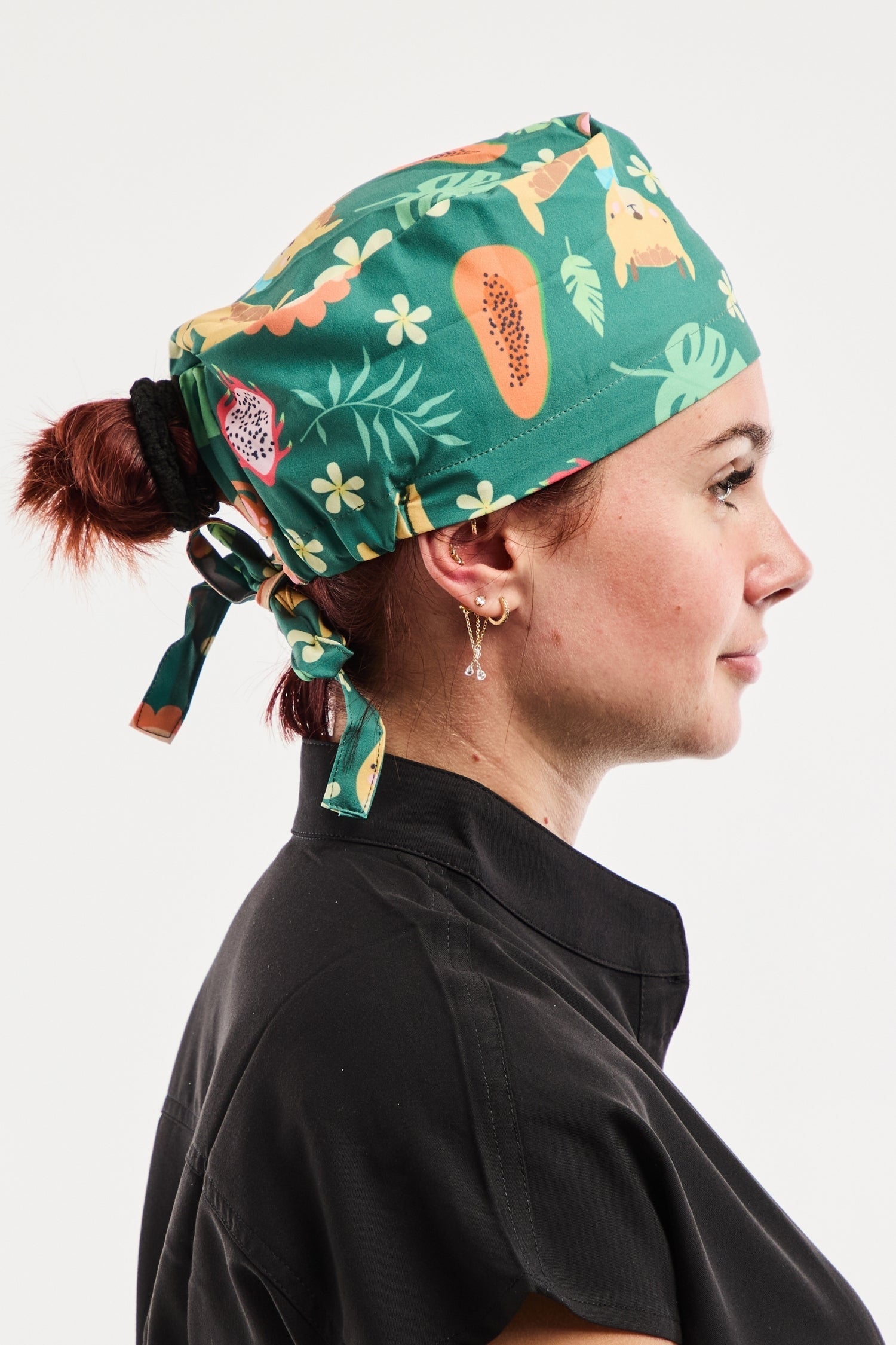 Calot médical imprimé vert motifs fruits tropicaux et feuilles