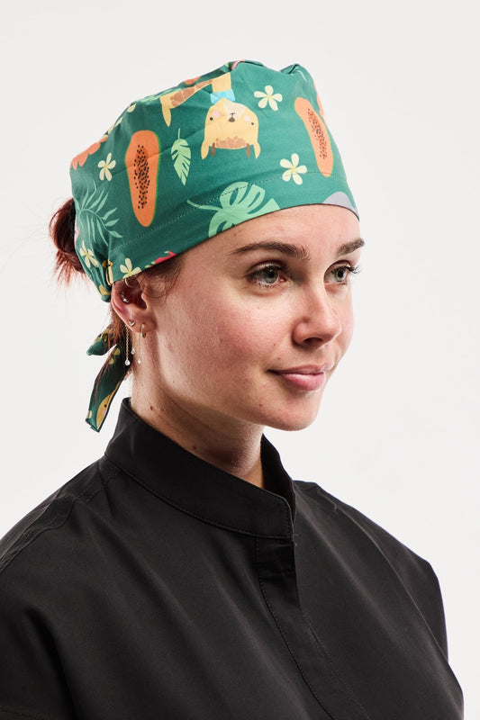 Calot médical imprimé vert avec motifs papayes, feuilles et animal savane