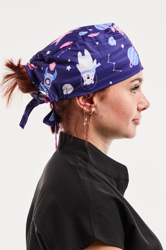 Calot médical imprimé Animaux de l’Espace, bandana bleu marine motifs lapins et espace