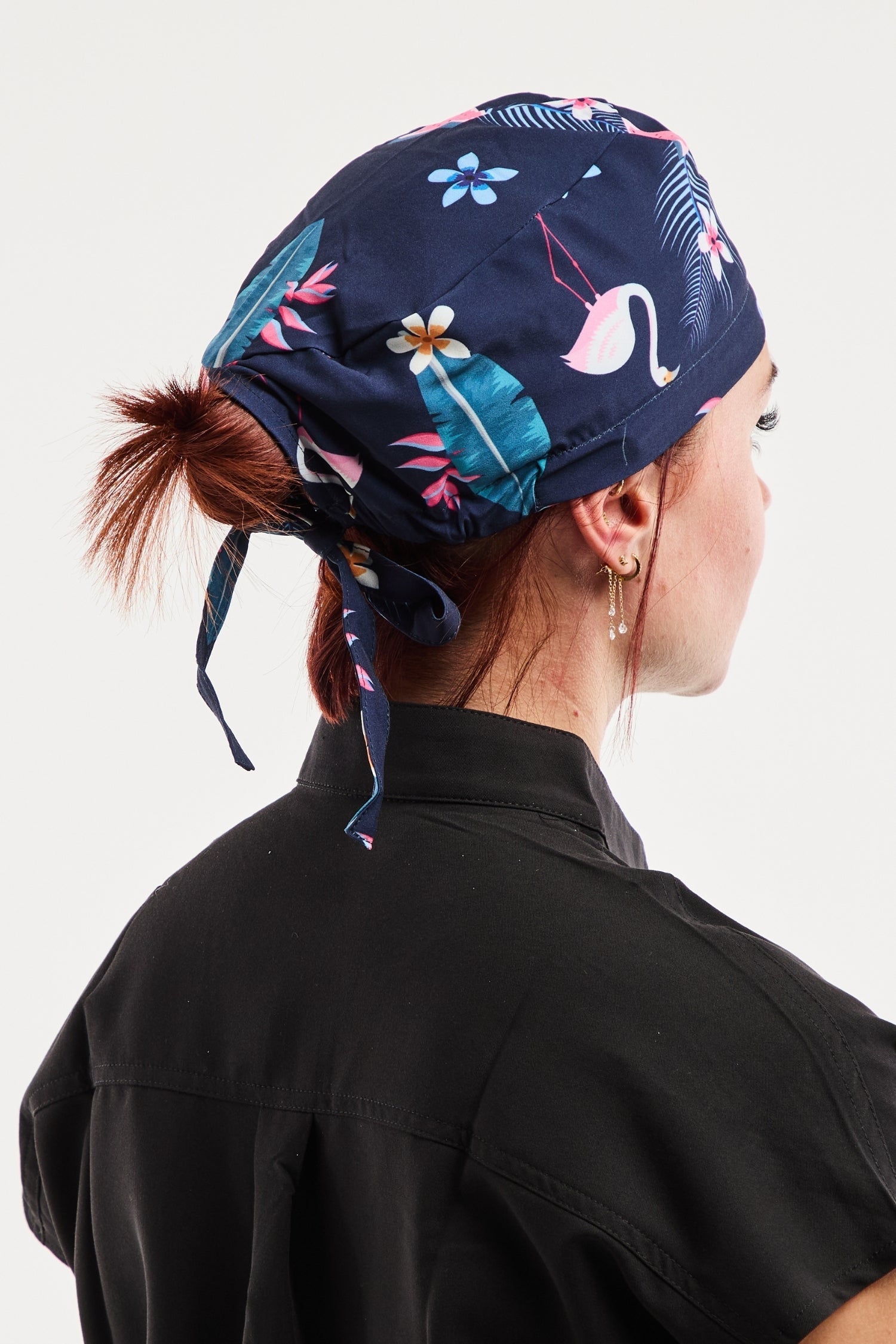 Calot médical imprimé flamants roses marine noué sur la tête