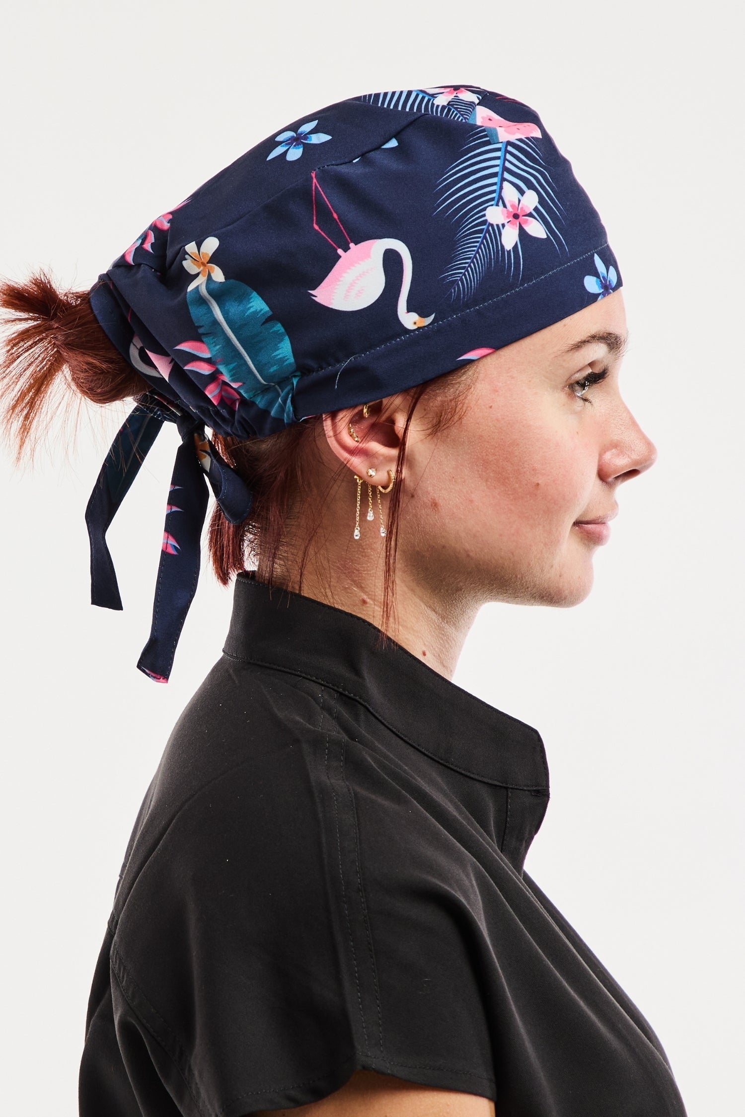 Calot médical imprimé flamants roses marine avec motifs tropicaux