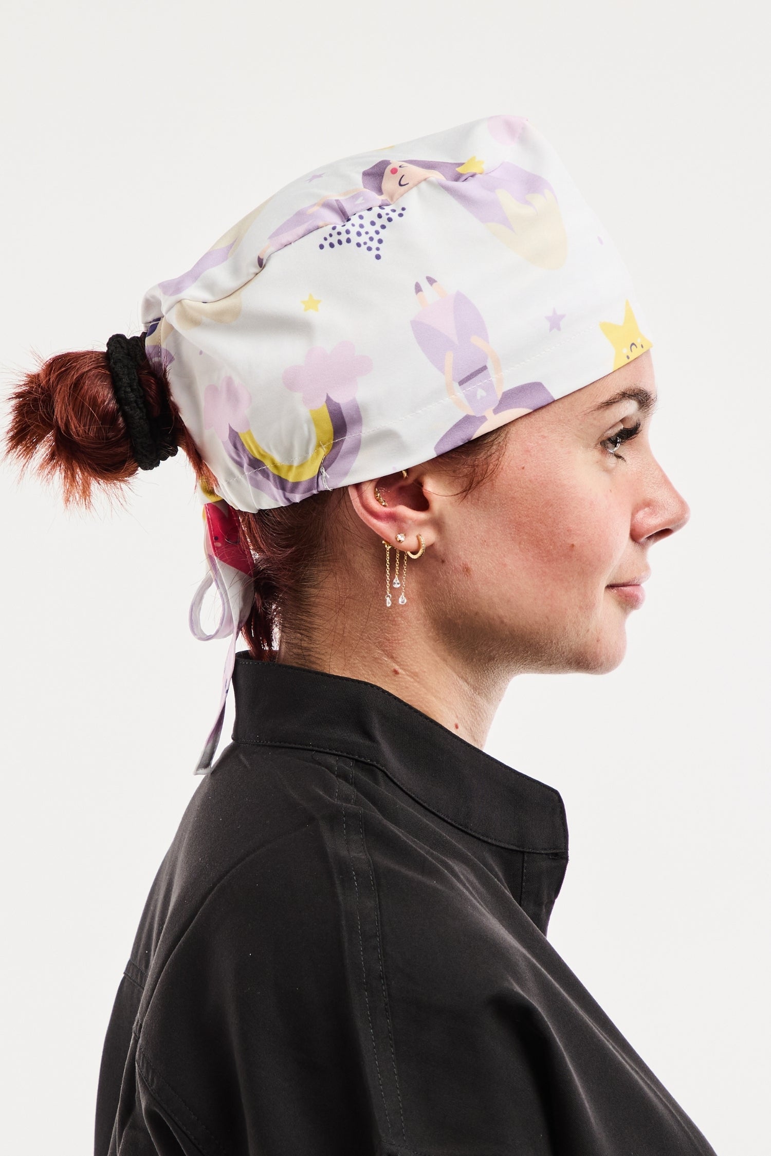 Calot médical imprimé licornes violettes et jaunes avec étoiles