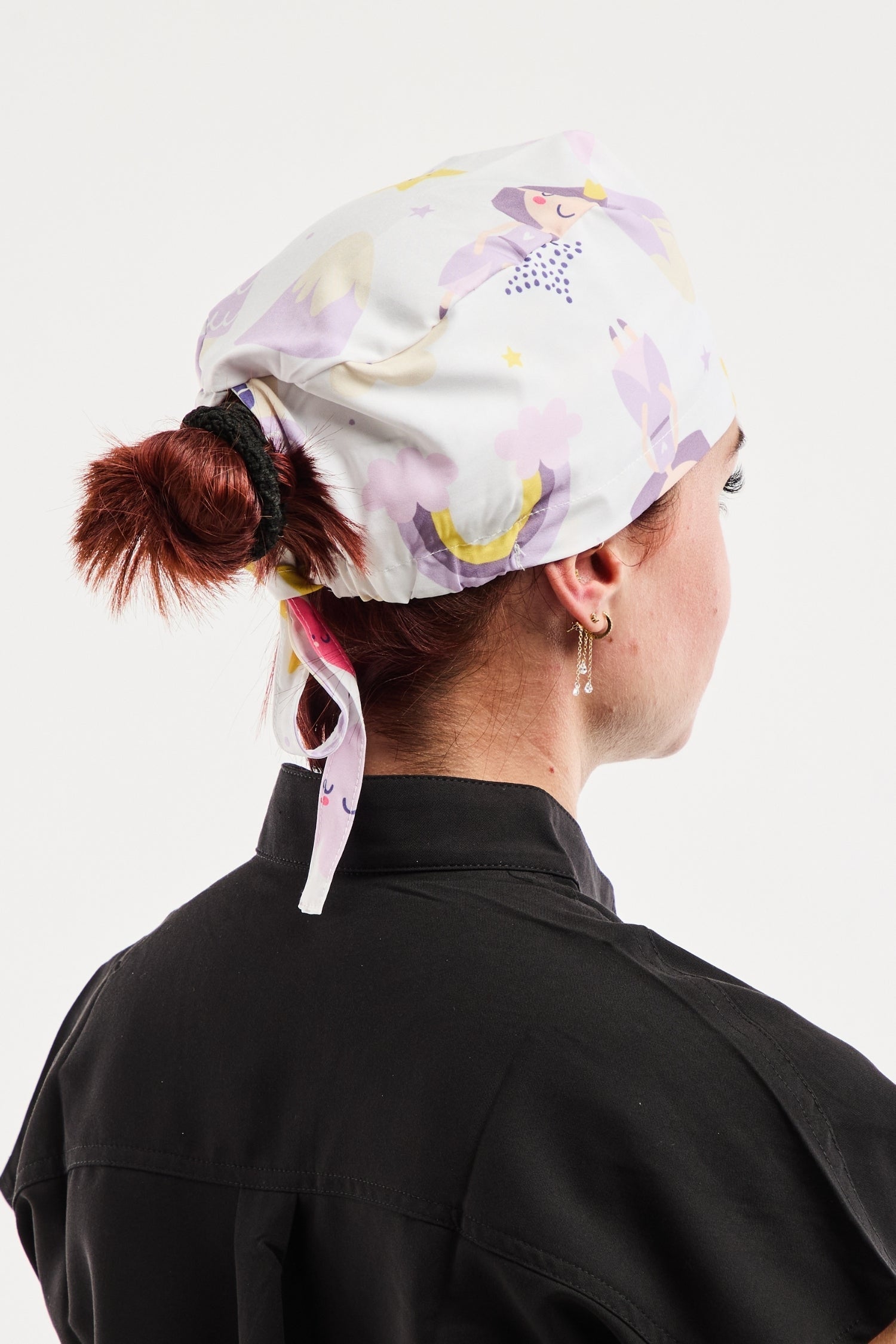 Calot médical imprimé Licornes et Arc-en-Ciel blanc à motifs floraux violets et jaunes whimsiques