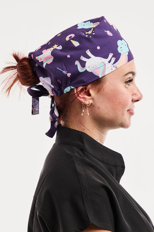 Calot médical imprimé motifs magiques violet licornes nuages