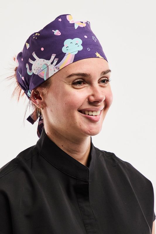 Calot médical imprimé motifs magiques violet avec nuages arc-en-ciel étoiles