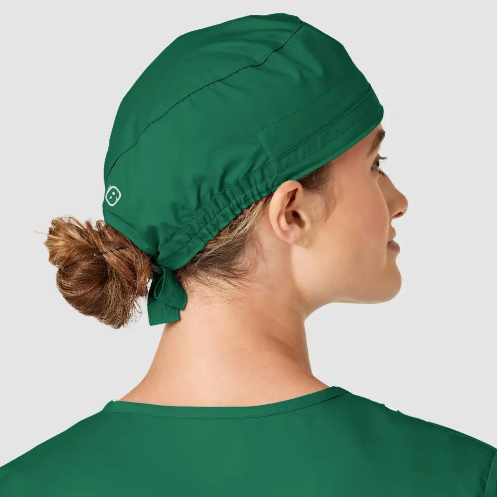 Calot médical WonderWink Vert: une femme portant un calot vert, facile à entretenir