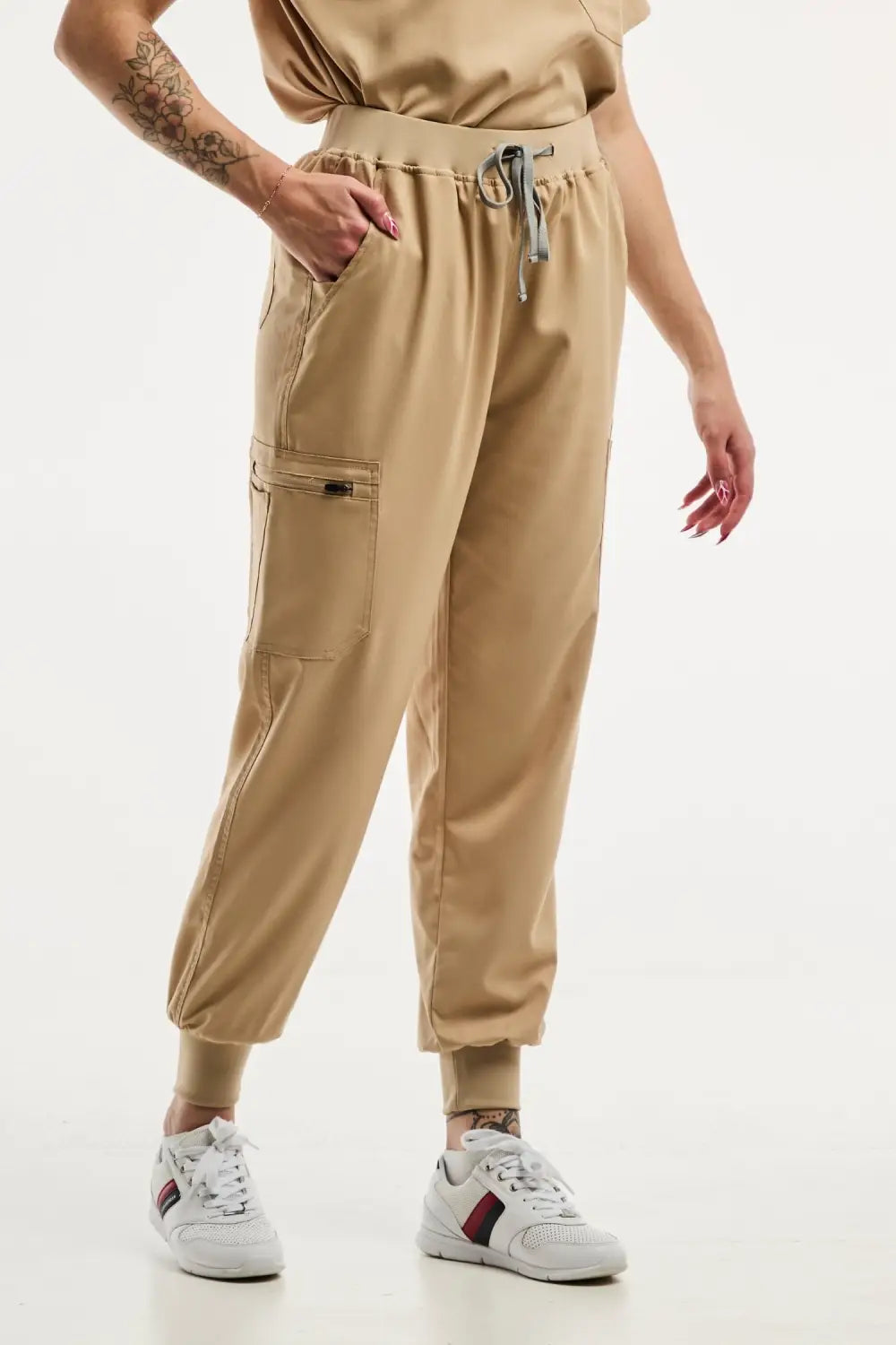 Pantalon médical jogger EMMA beige clair pour femme, stylé et confortable