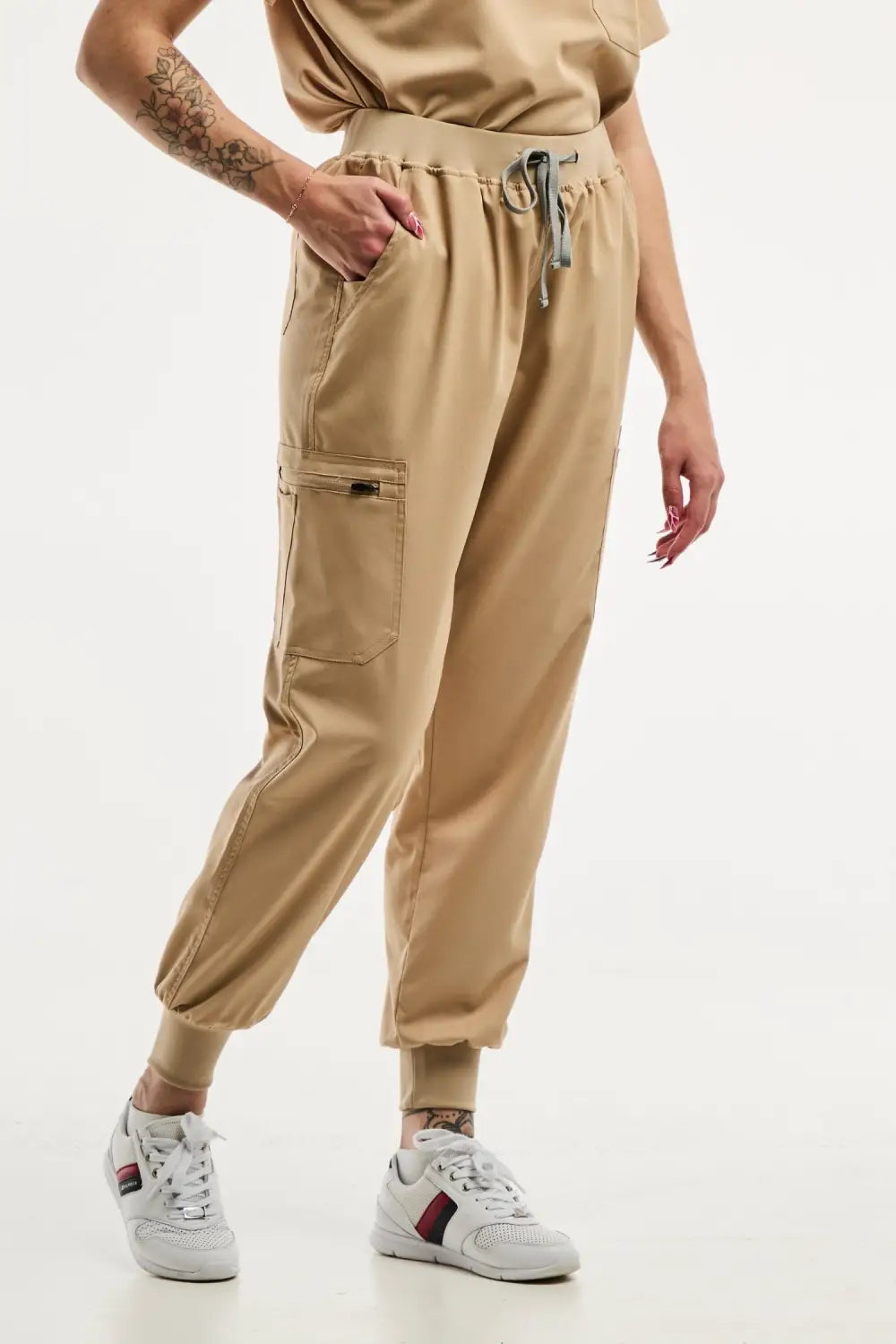 Pantalon médical jogger EMMA beige clair pour femme, idéal pour le milieu médical