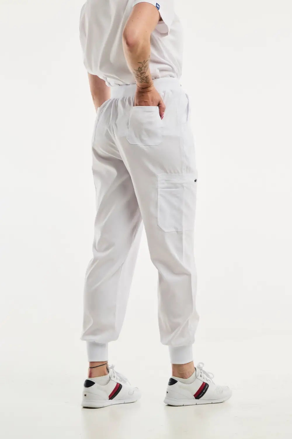 Pantalon médical jogger EMMA blanc pour femme, alliant confort et style professionnel