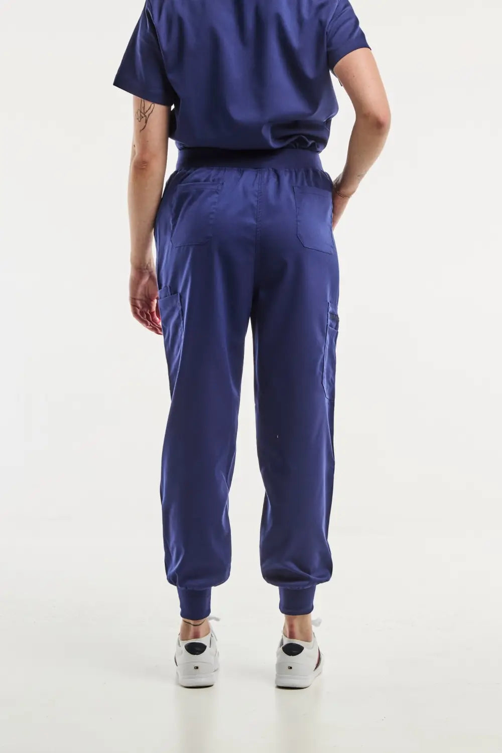 Pantalon médical jogger EMMA bleu marine pour femme, alliant confort et style