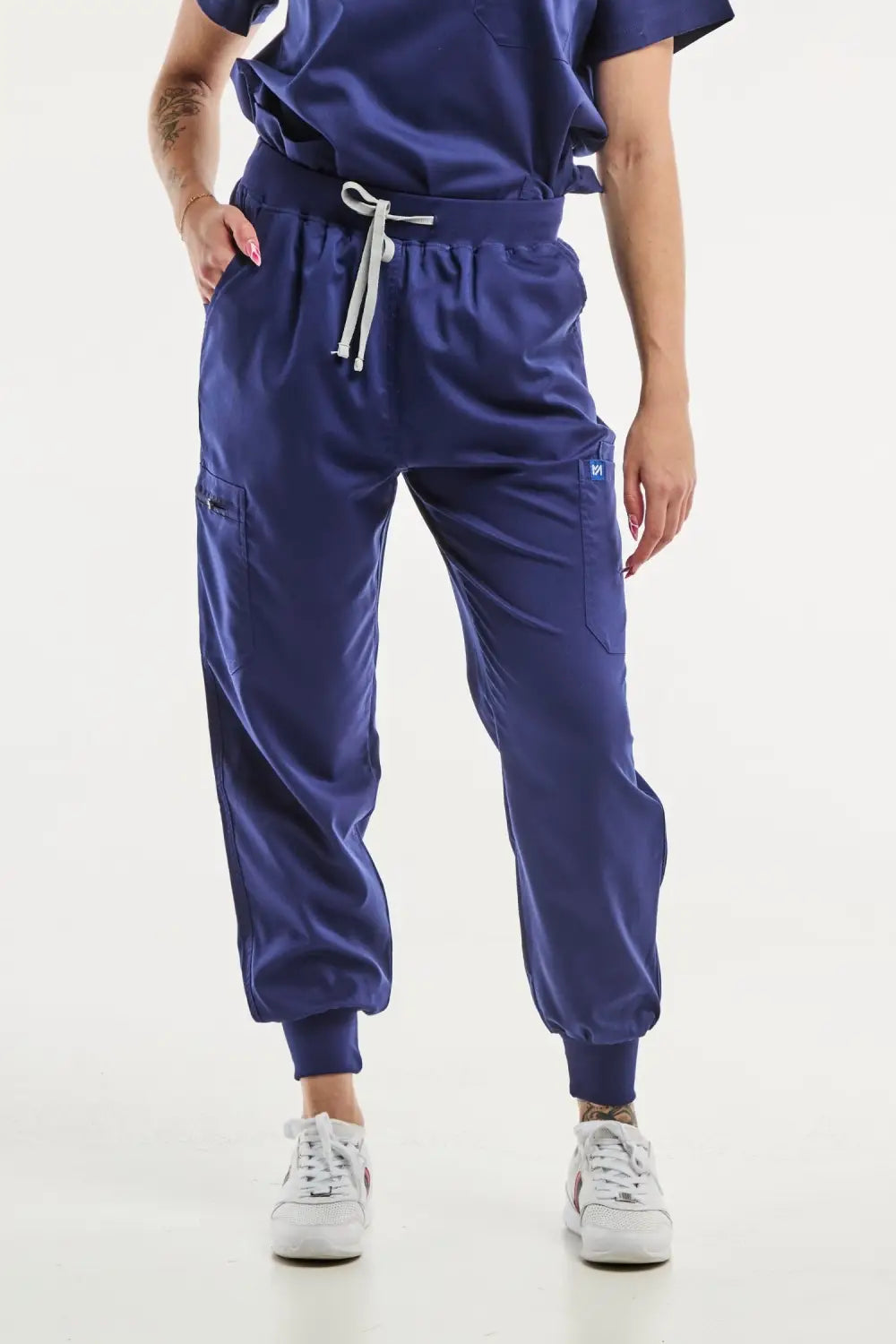 Pantalon médical jogger bleu marine EMMA pour femme, idéal pour un confort optimal