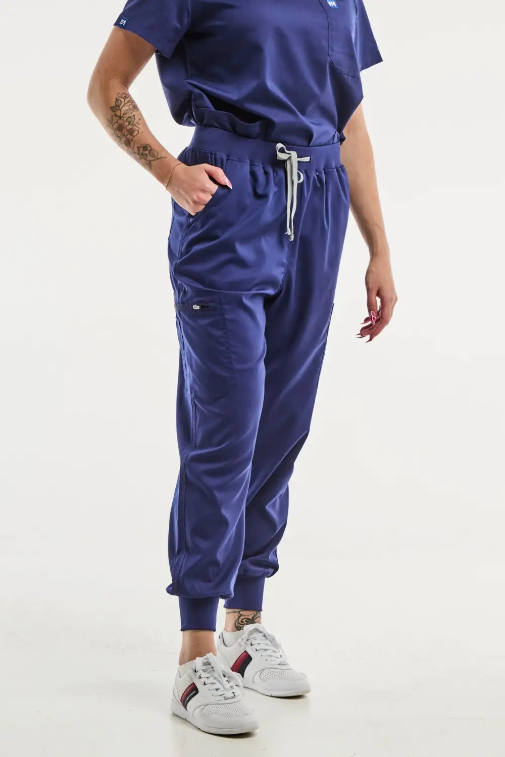 Pantalon médical jogger EMMA bleu marine pour femmes, idéal pour le confort au travail