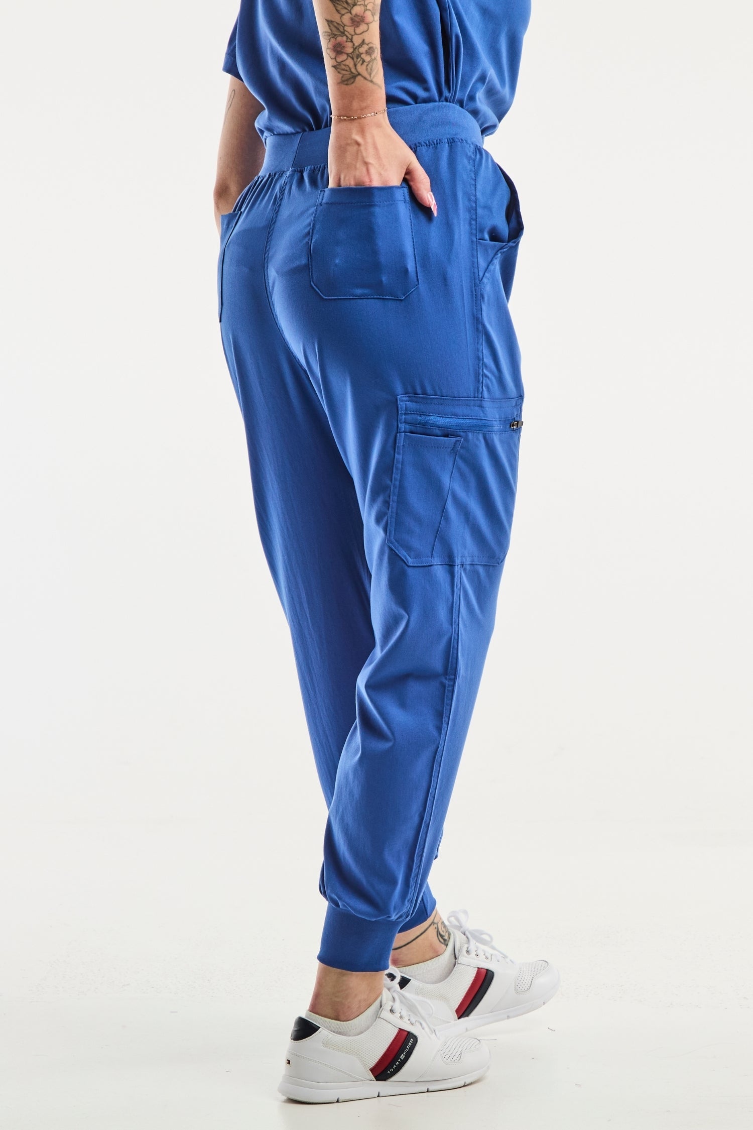 Pantalon médical jogger EMMA bleu roi pour femmes, confort optimal en milieu médical