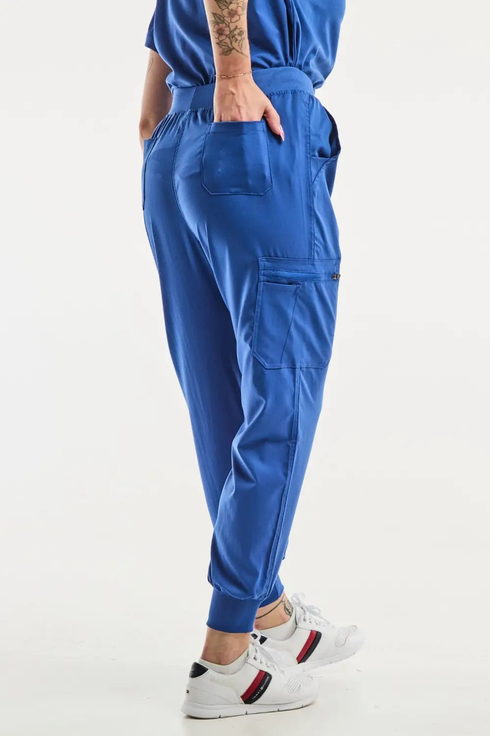 Pantalon médical jogger EMMA bleu roi pour femmes, confort optimal en milieu médical