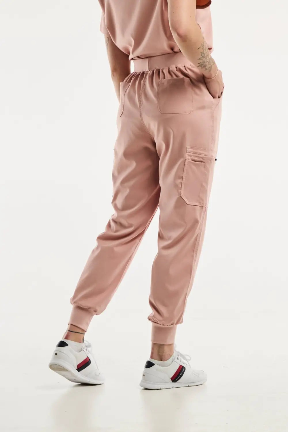 Pantalon médical EMMA jogger pour femme en rose clair, confortable et élégant
