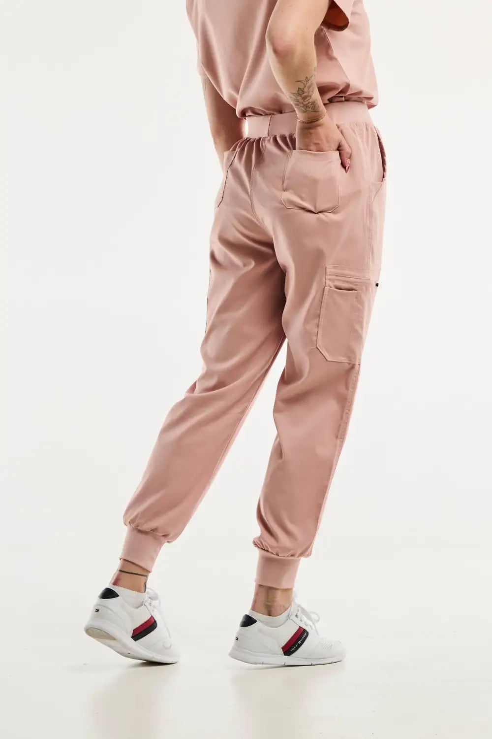 Pantalon médical EMMA jogger pour femme en rose clair, élégant et confortable