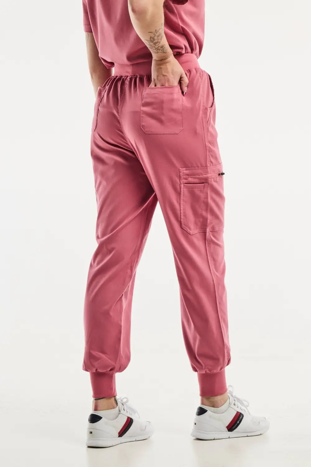 Pantalon médical jogger rose EMMA pour femme, alliant confort et style professionnel