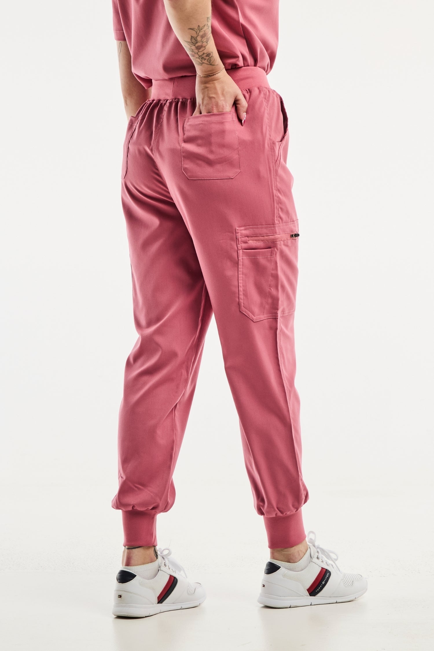 Pantalon médical jogger EMMA rose pour femmes, alliant confort et style
