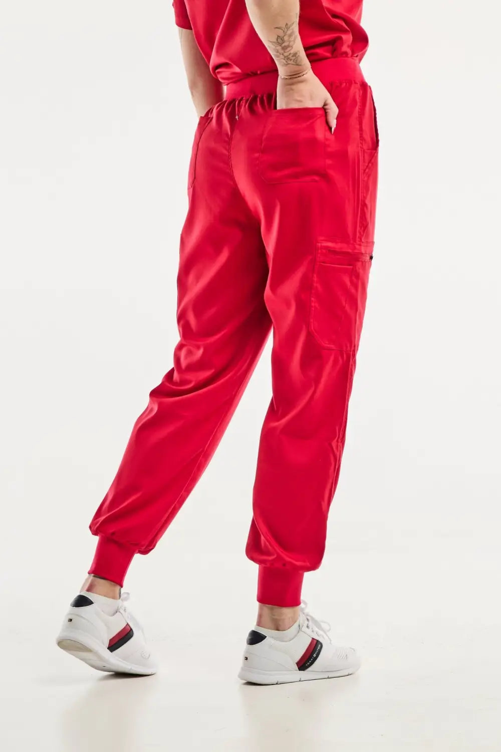 Pantalon médical jogger EMMA rouge avec poignets élastiques pour femmes