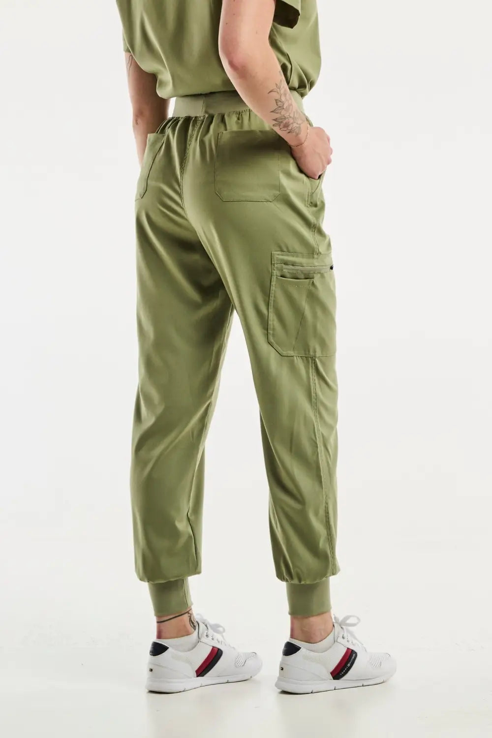 Pantalon médical jogger EMMA vert olive pour femmes, idéal pour le confort au travail