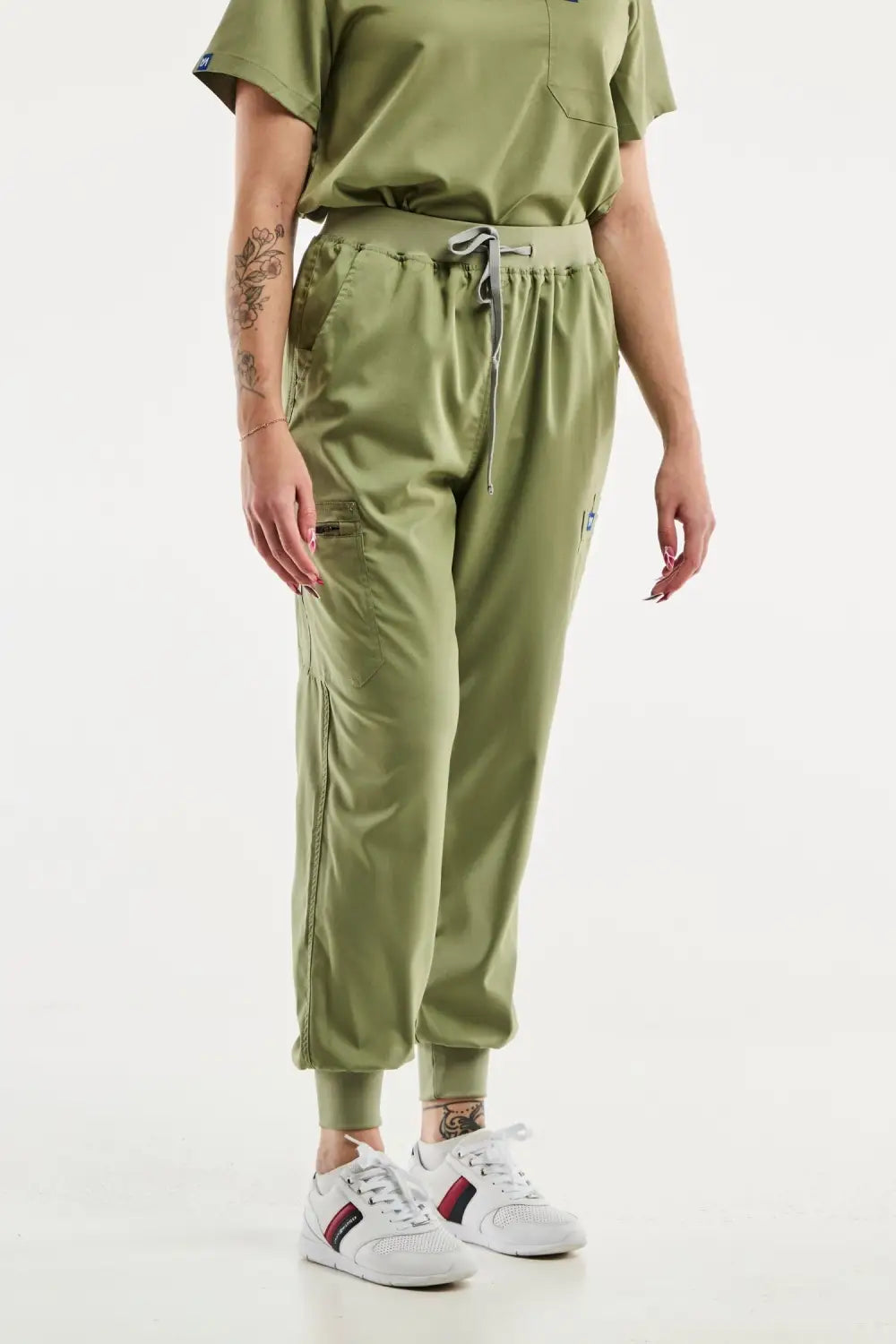 Pantalon médical jogger EMMA en vert olive pour un look professionnel et confortable