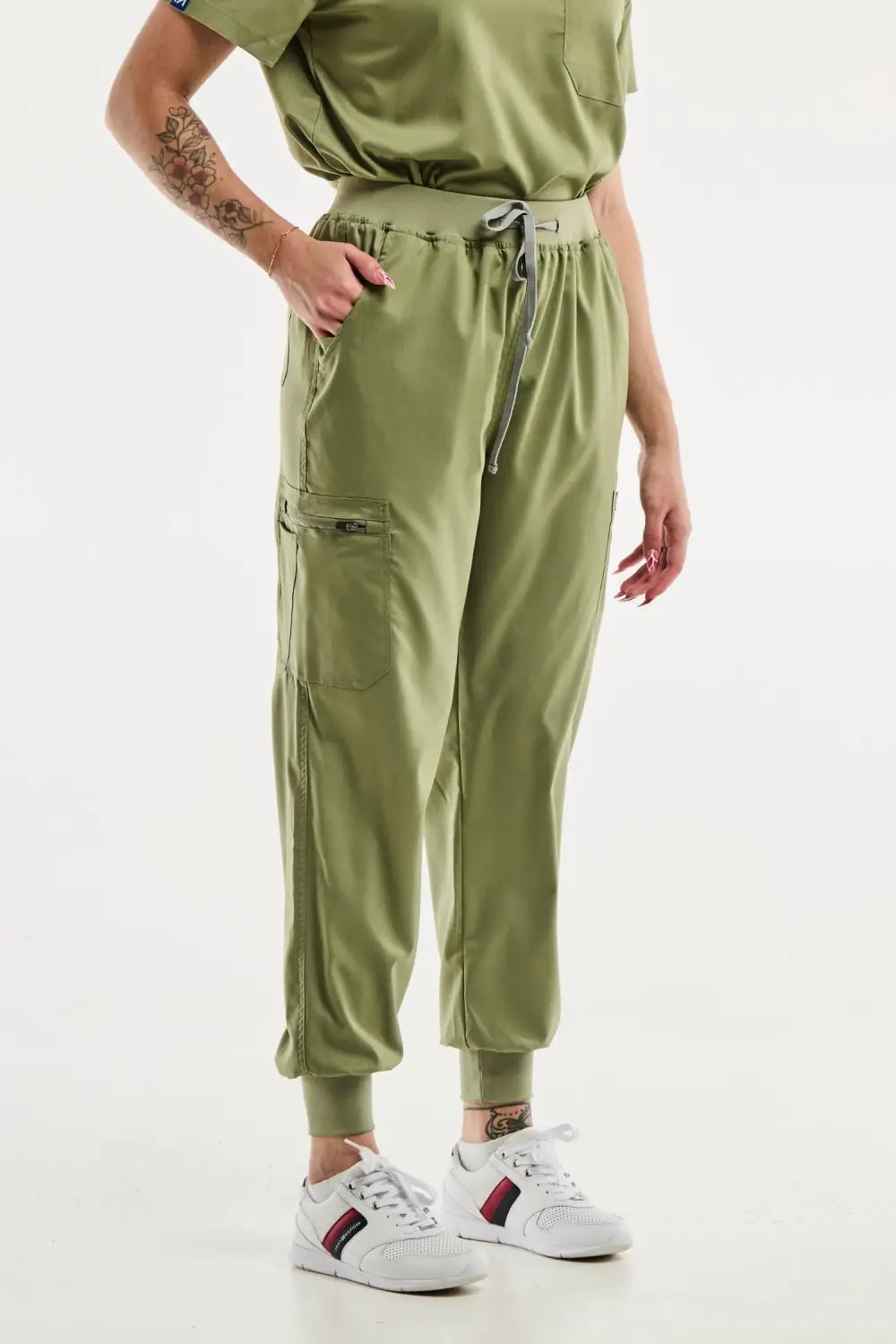 Pantalon médical jogger EMMA vert olive pour femme, idéal pour le confort au travail