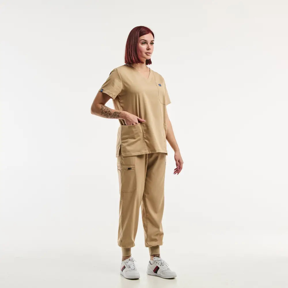 Tunique médicale et pantalon médical jogger tan de la collection EMMA pour femme