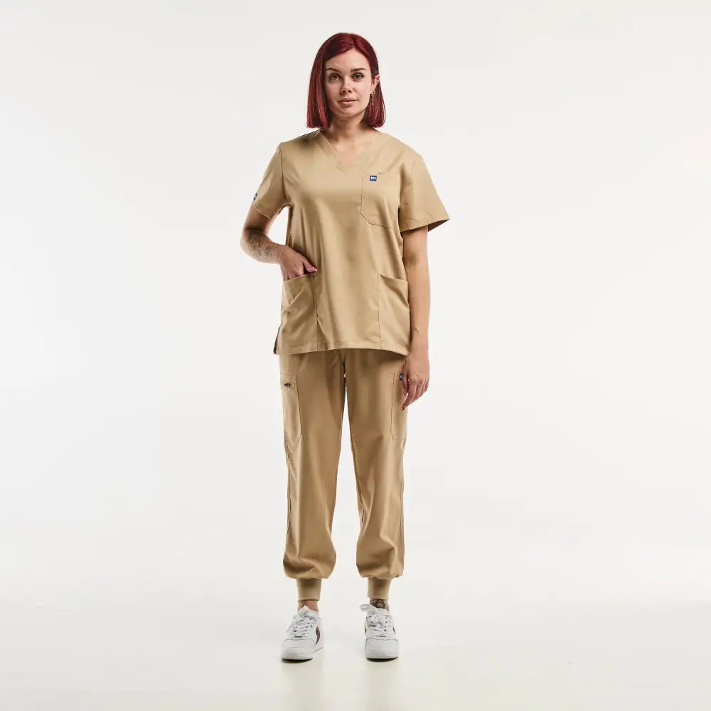 Tan scrub suit for women featuring a tunique médicale and pantalon médical jogger