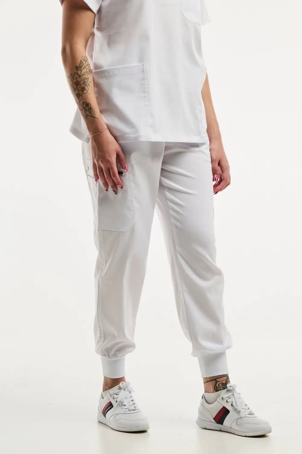 Pantalon médical jogger blanc pour femme, tenue médicale élégante et confortable