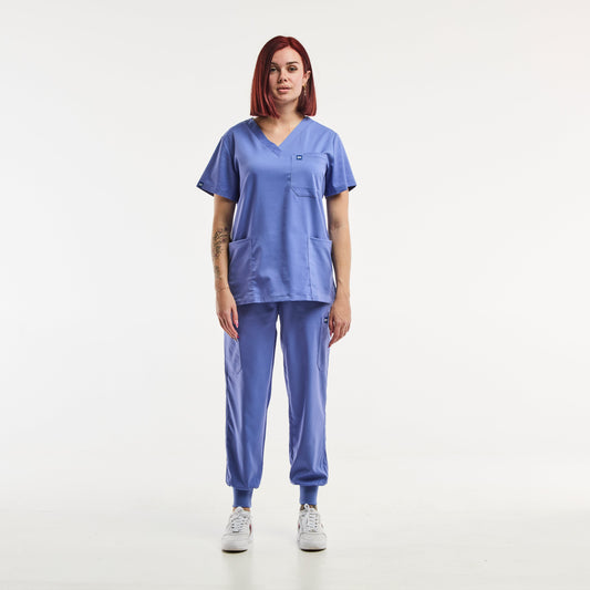 Blue medical scrubs from EMMA, featuring a tunique médicale and pantalon médical jogger