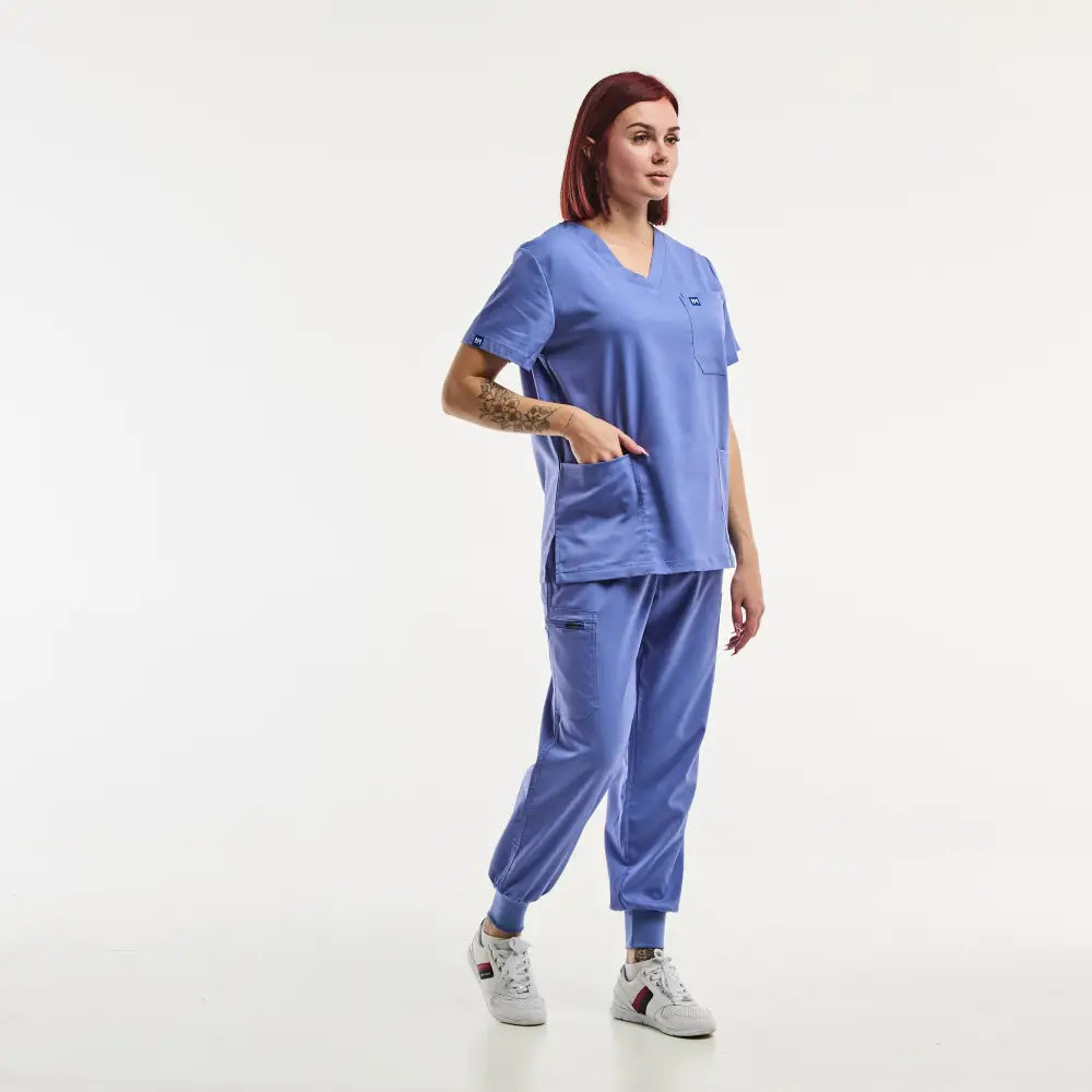 Femme en uniformes médicaux, portant la tunique médicale EMMA Jogger en bleu marine