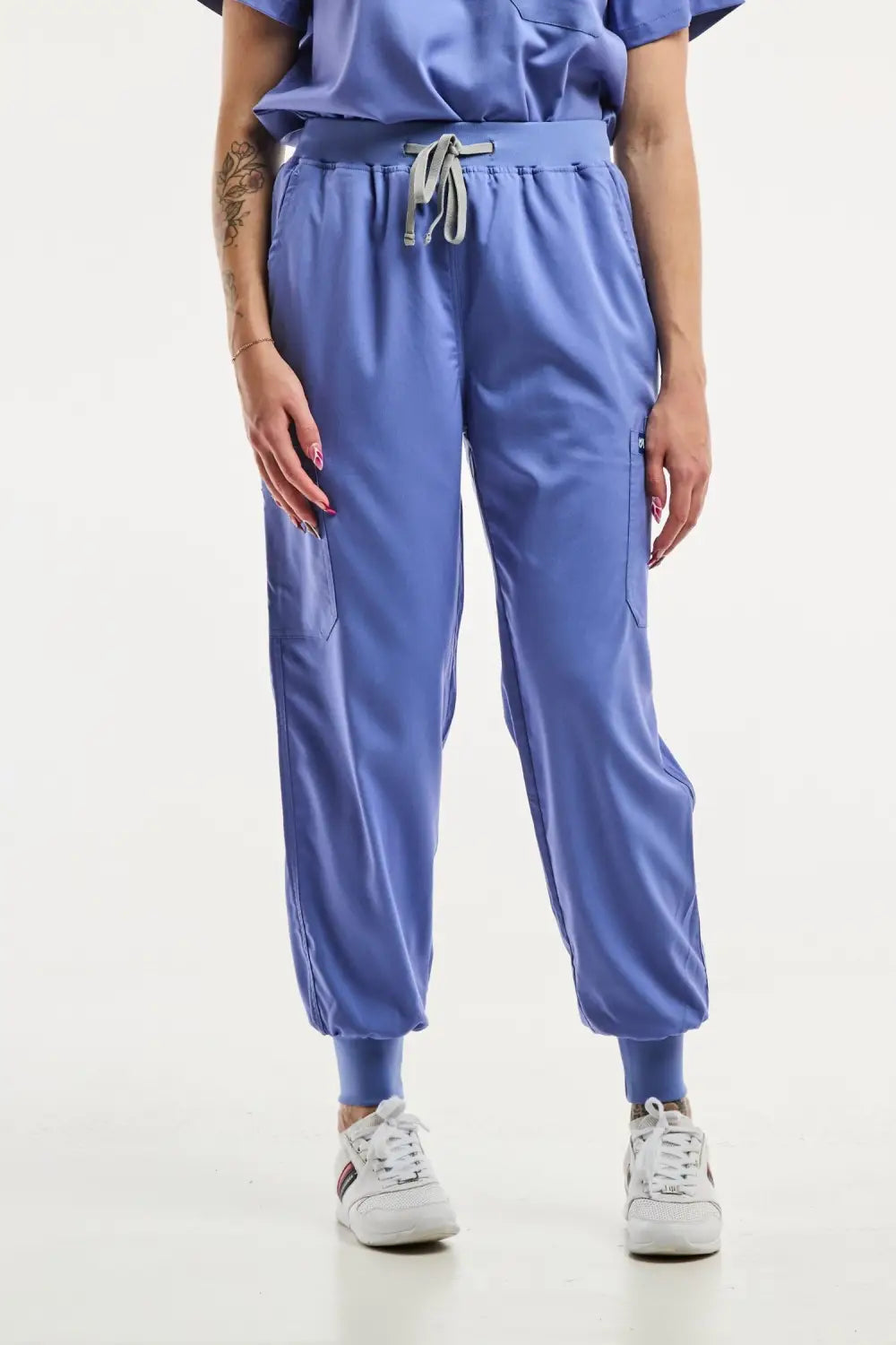Pantalon médical jogger EMMA bleu pour femmes, idéal pour le travail en milieu médical