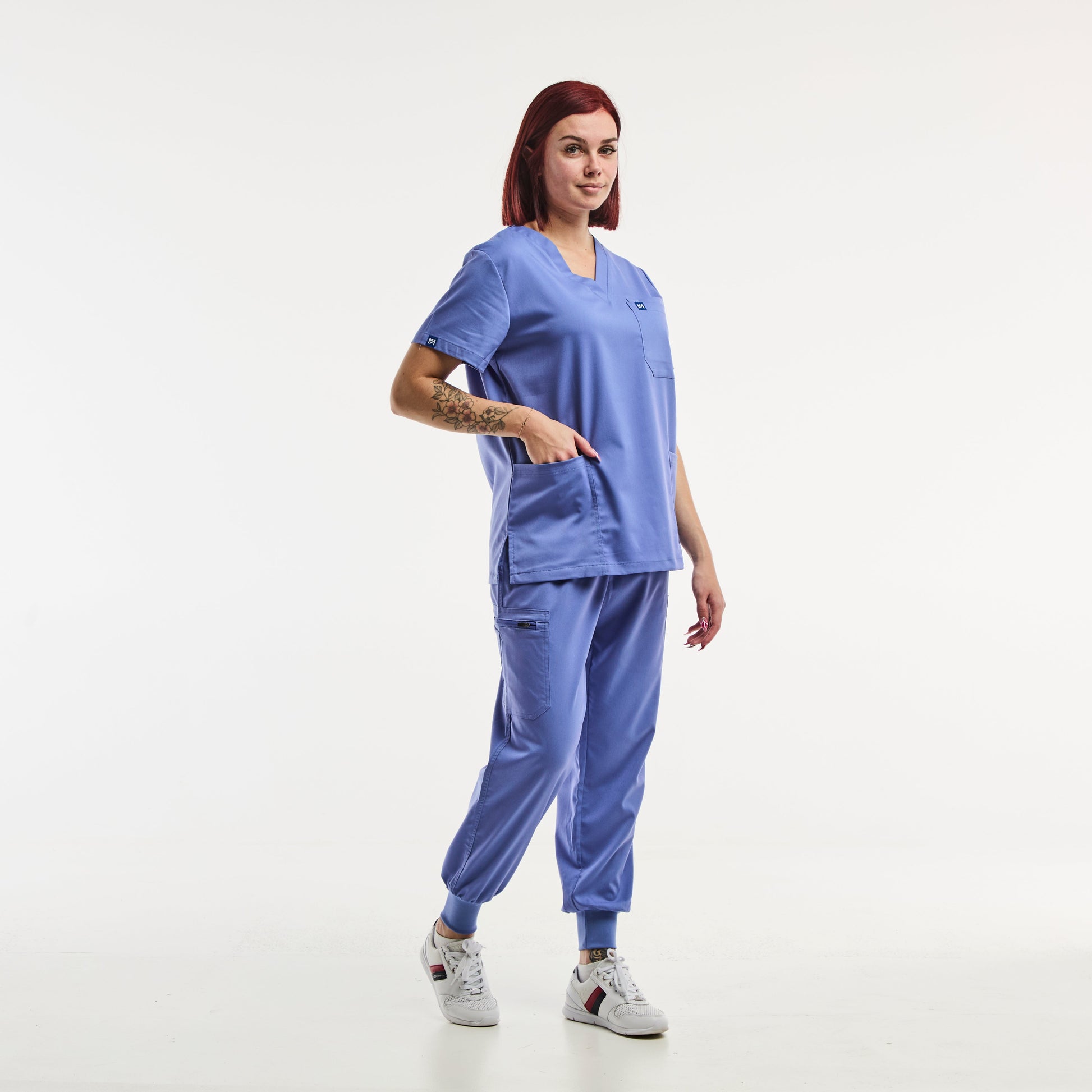 Femme en tenue médicale avec pantalon médical jogger bleu marine EMMA