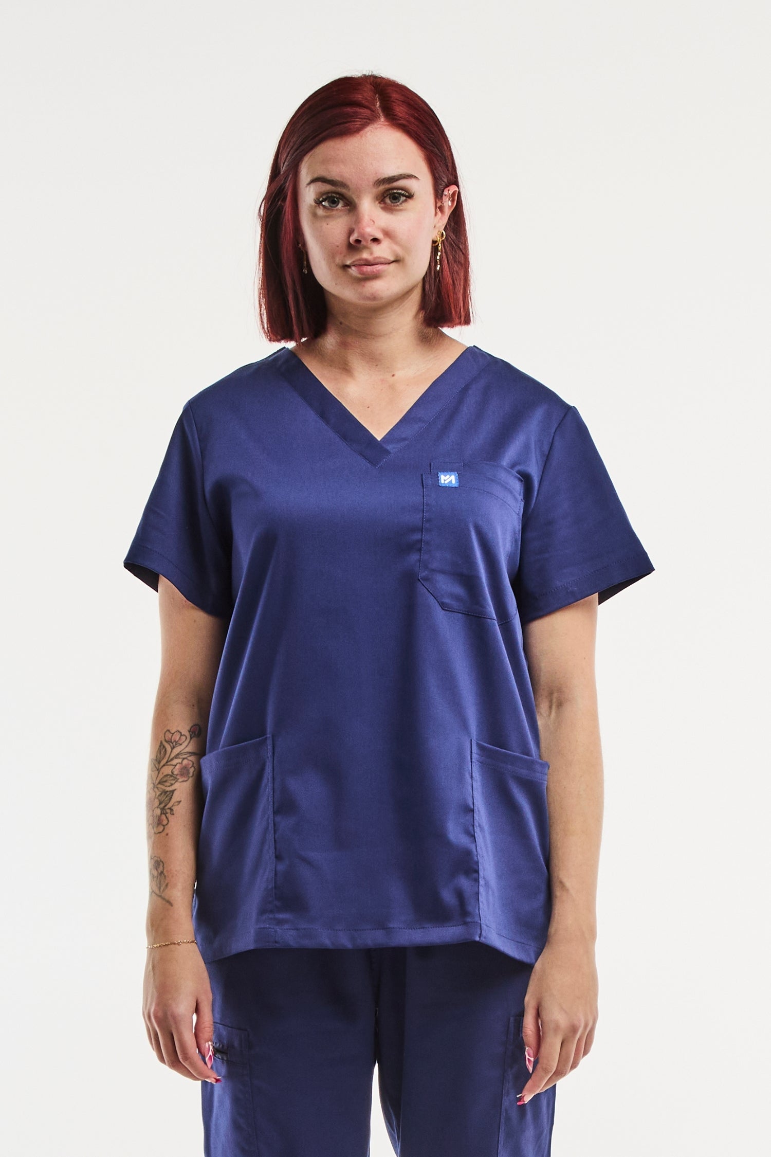 Tunique médicale col EMMA en bleu pour femme, idéale pour un look professionnel
