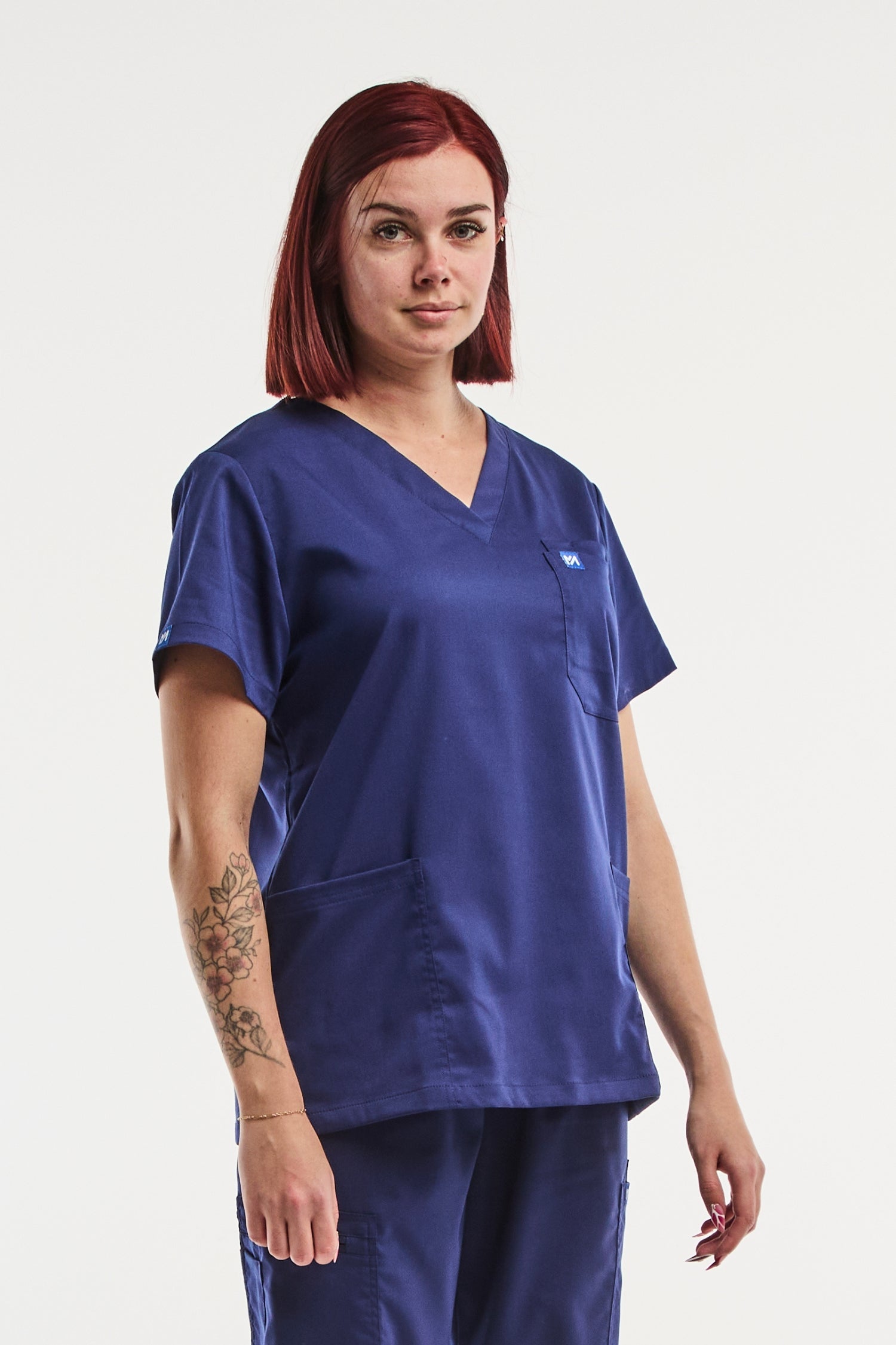 Tunique médicale col en bleu marine pour femmes, élégante et fonctionnelle