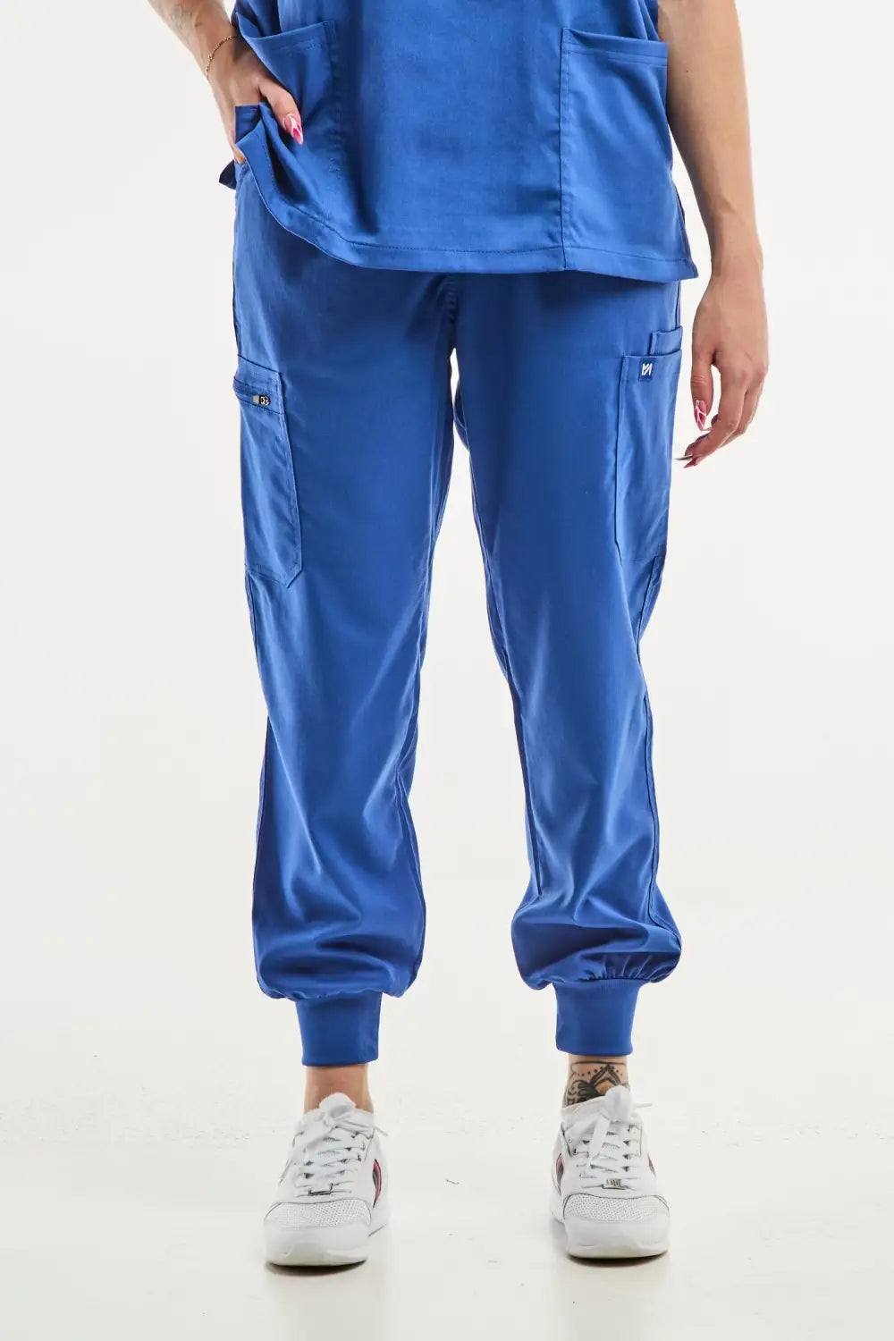 Veste de scrubs bleue avec jogger pour femme, idéale pour tenue médicale