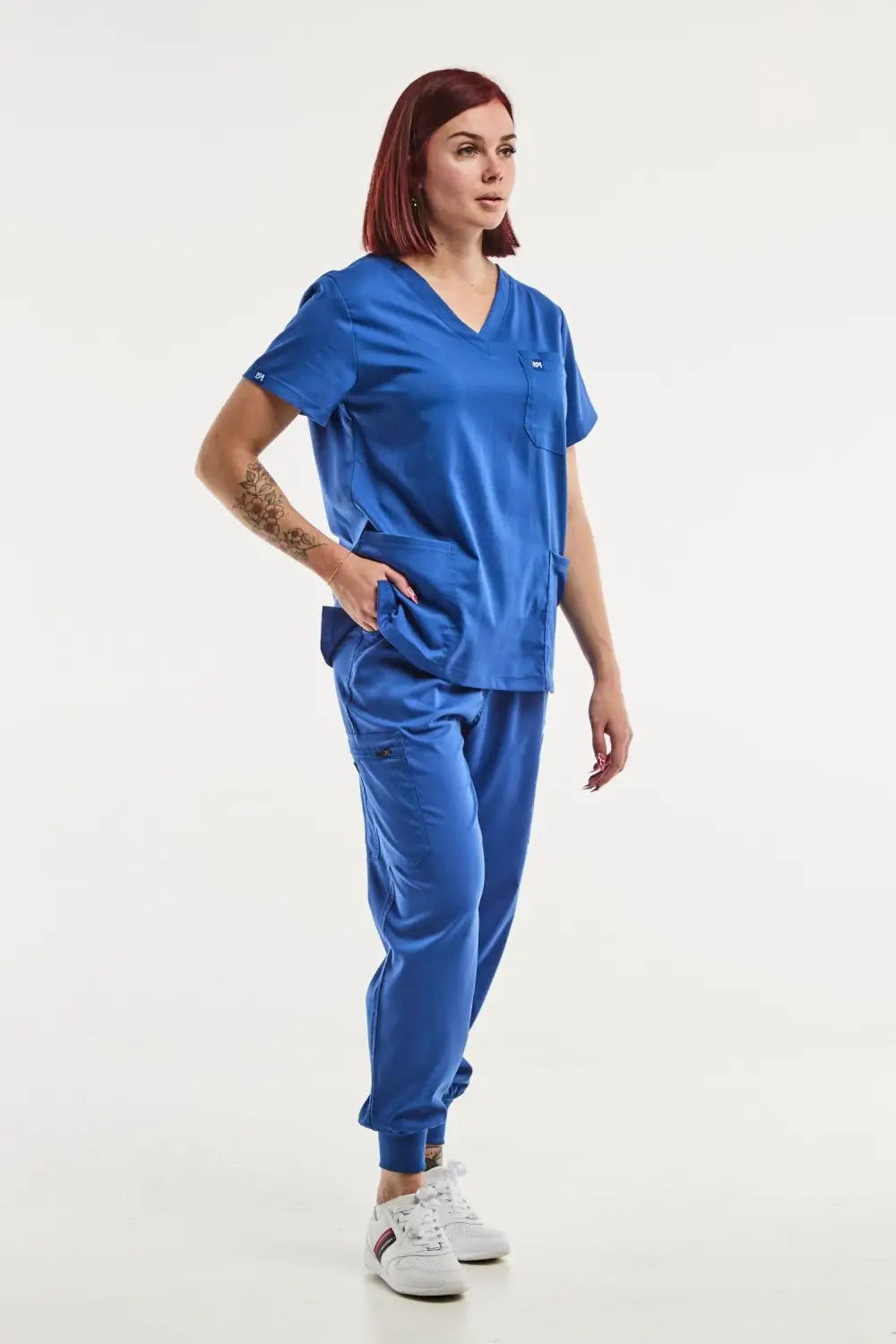 Tenue médicale Emma Jogger Femme en bleu roi, parfaite pour une tunique médicale à col