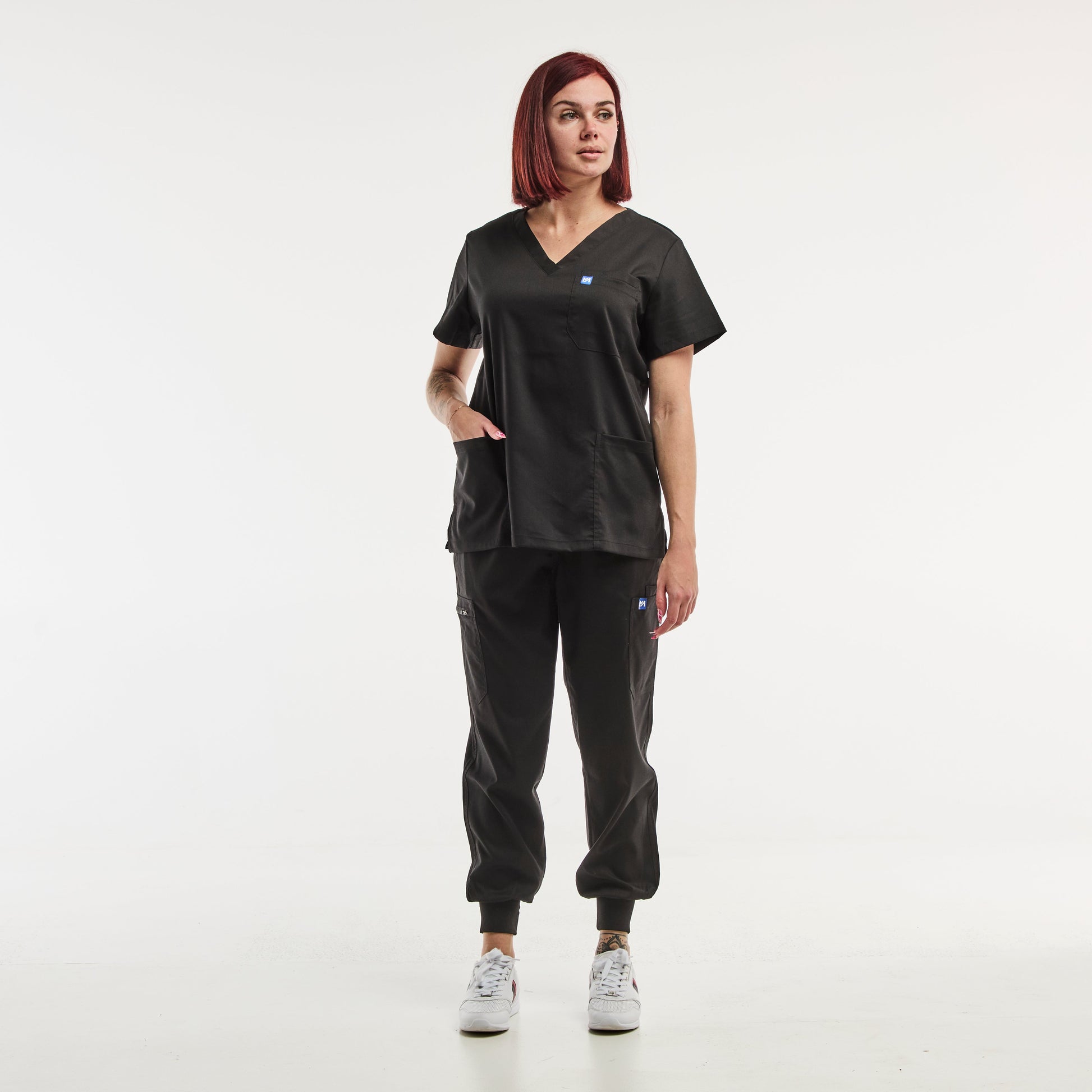 Tunique médicale et pantalon médical jogger noir de la collection EMMA pour femmes