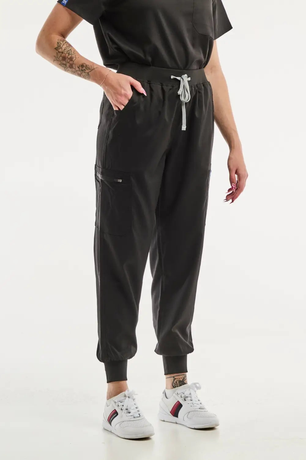 Pantalon médical jogger EMMA en noir, alliant confort et style pour les professionnelles