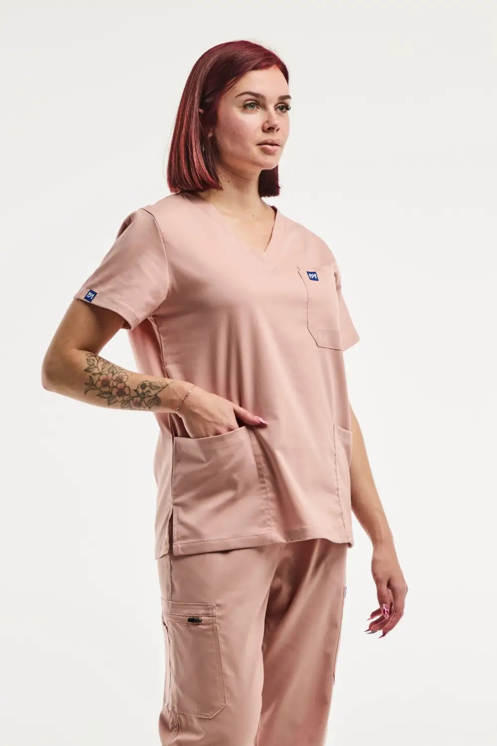 Image de scrubs médicaux rose clair EMMA Jogger, tenue médicale à col pour femme