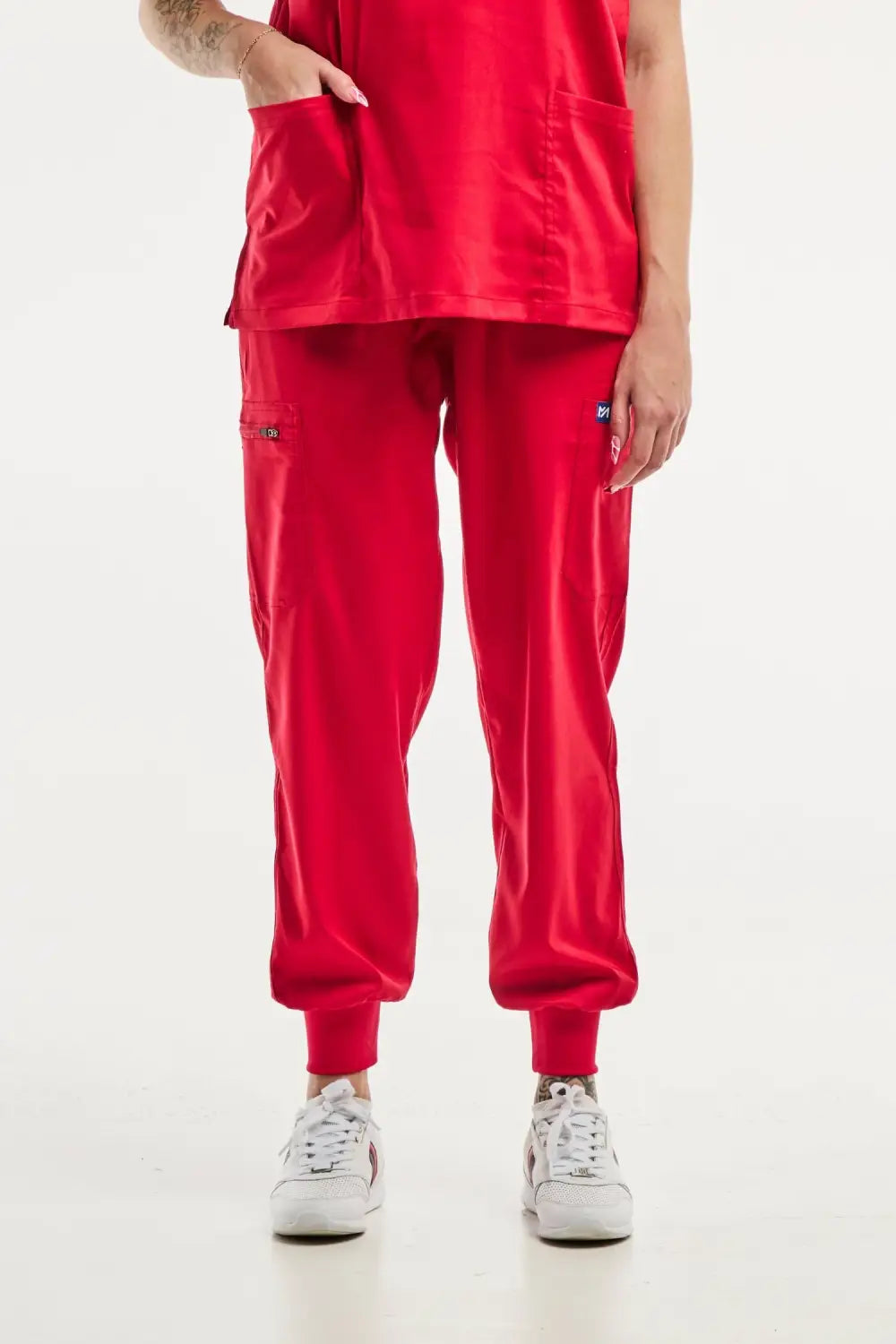 Tenue médicale EMMA Jogger femme rouge avec tunique médicale et sneakers blanches