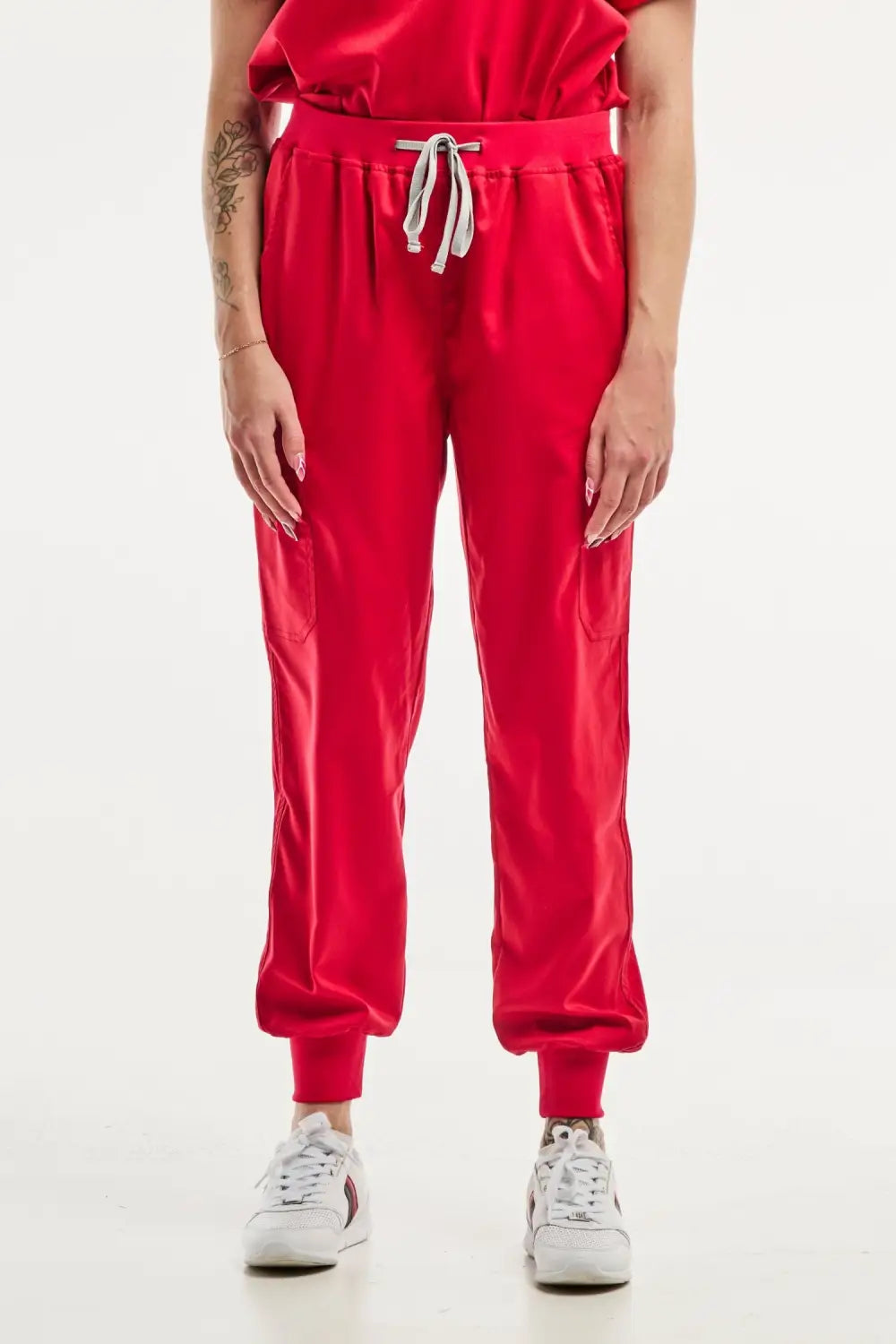 Pantalon jogging rouge EMMA pour femme en tenue médicale, confortable et élégant