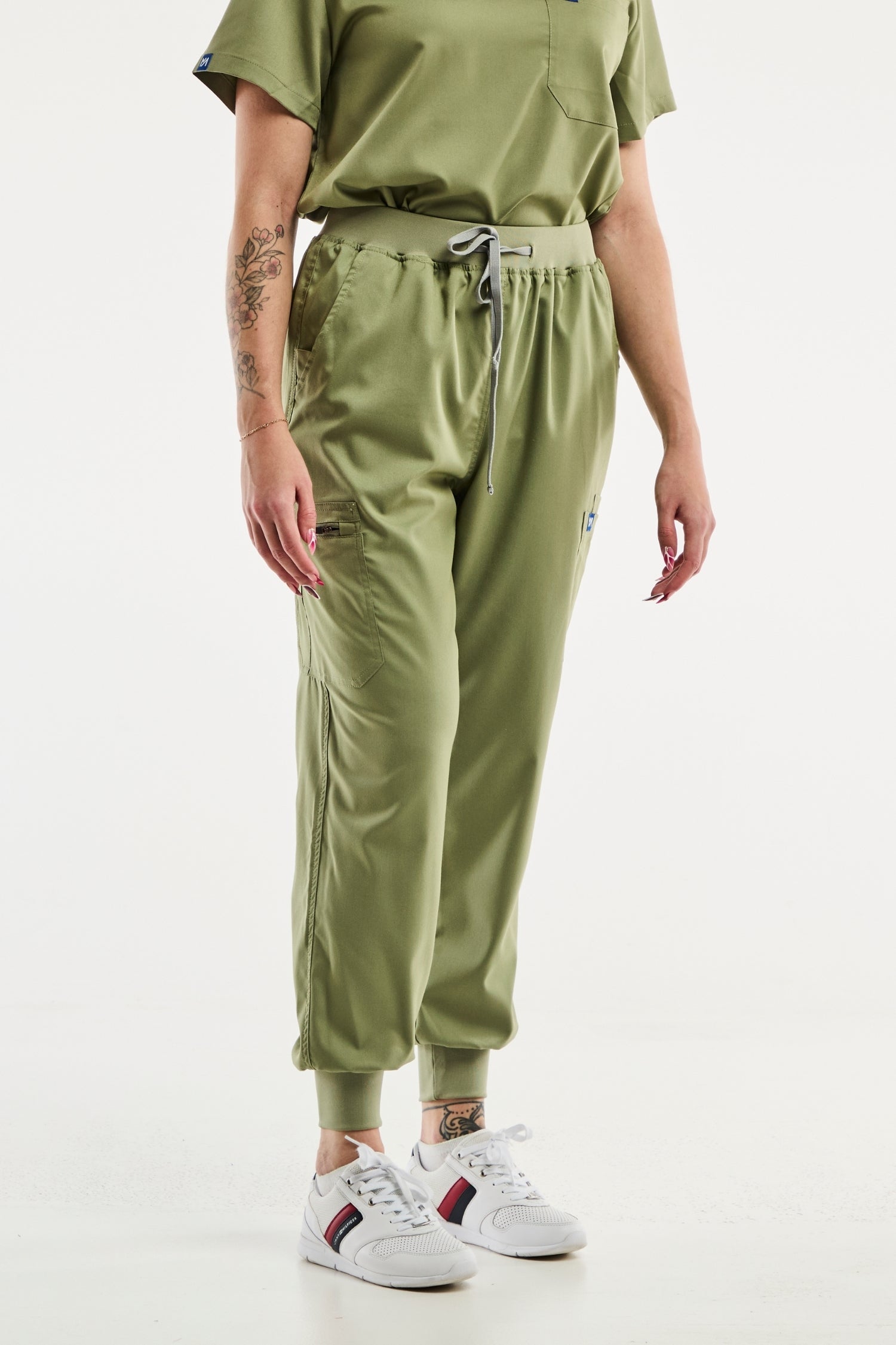 Pantalon médical jogger EMMA en vert olive pour un look professionnel et confortable