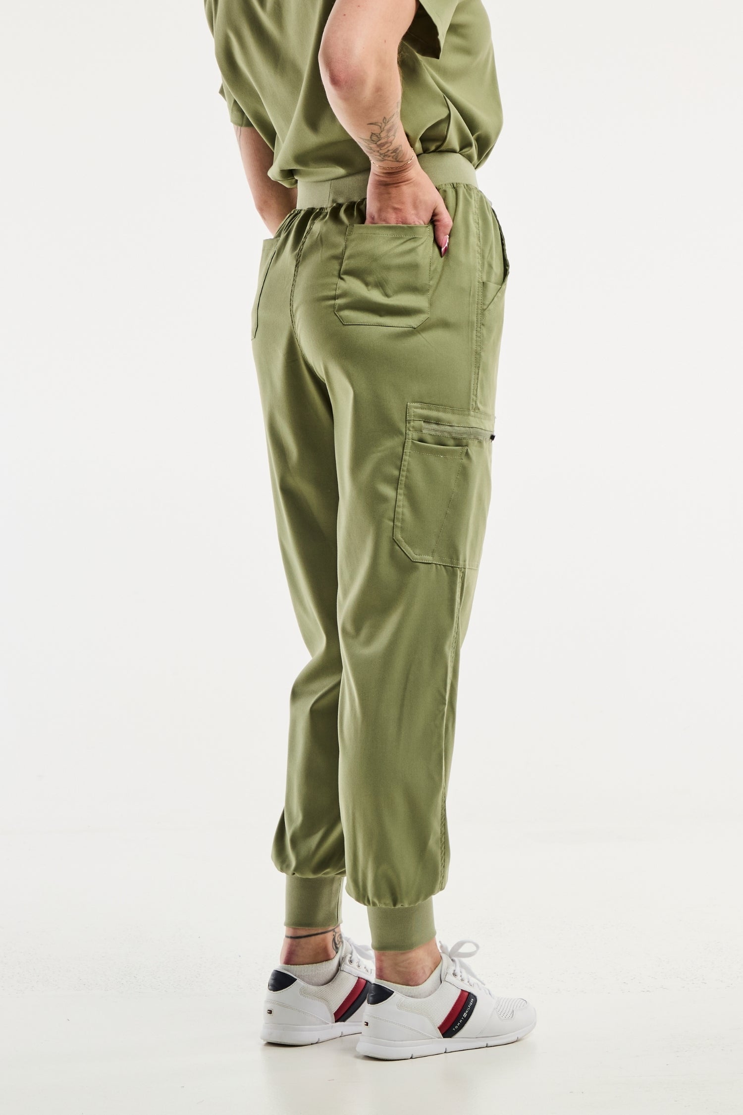 Pantalon médical jogger EMMA en vert olive pour femmes, idéal et confortable