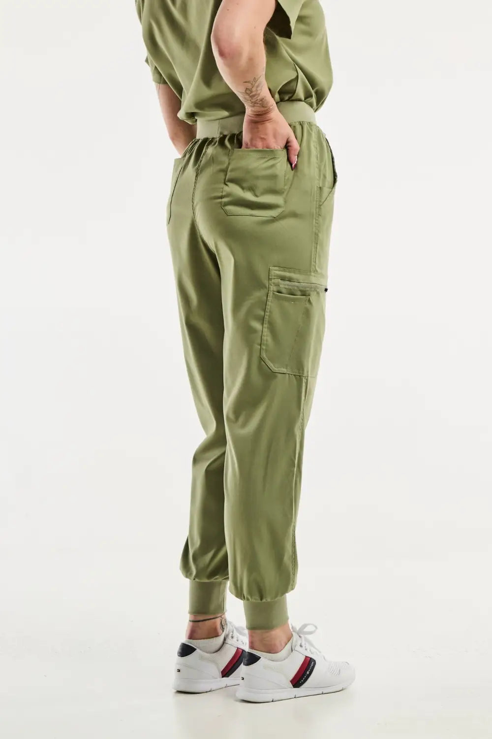 Pantalon médical jogger EMMA en vert olive pour femmes, idéal et confortable